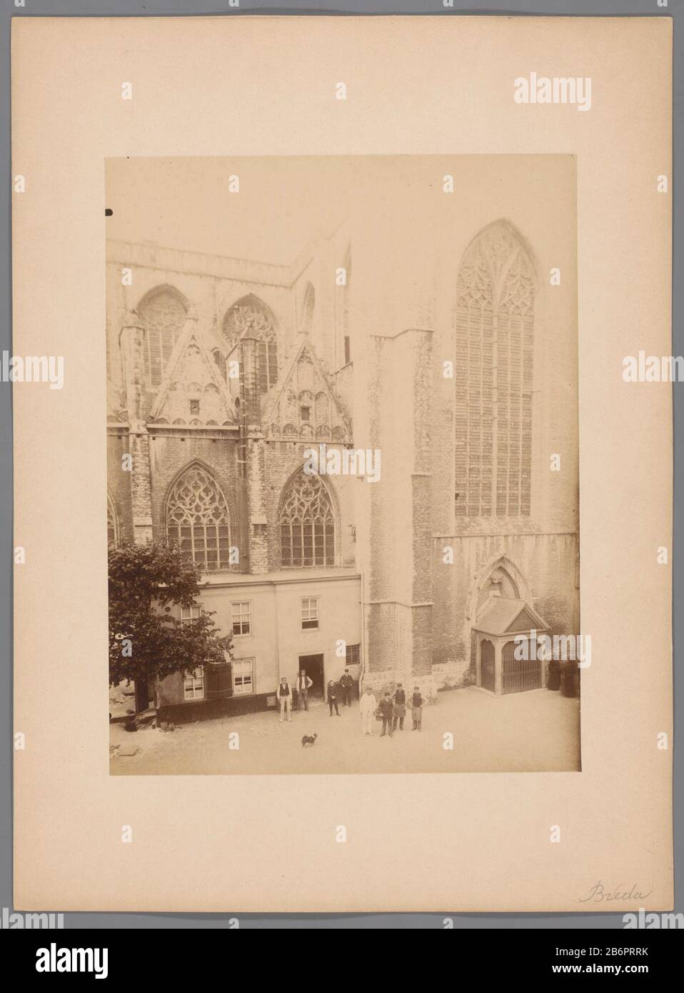 Gezicht op de Zuidzijde van de Grote Kerk te Breda Blick auf die Südseite der Großen Kirche in Breda Immobilientyp: Fotos Artikelnummer: RP-F 00-5628 Beschriftung / Marken: Anmerkung, Rekto handschriftlich "Breda'annotatie, verso, handschriftlich: 'Breda / NH Kirche / Denkmal / Southside links Querhaus' Hersteller: Fotograf: Anonym (Erbe) (zugeschrieben) Herstellung: Breda Datum: 1890 - 1920 Material: Papierkarton Technik: Albumin Druckabmessungen: Foto: H 228 mm × W 174 mm Betreff: Kirche (außen) wo: Große Kirche Stockfoto