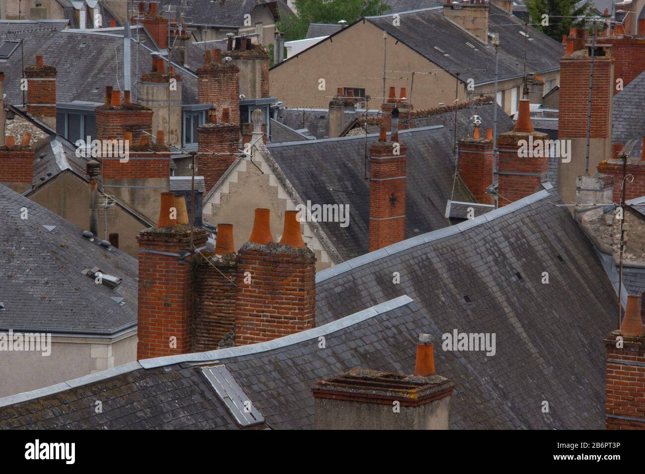 Dorfschornsteine und Dächer Stockfoto