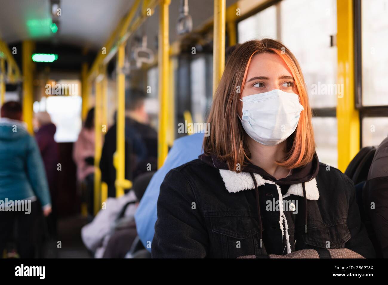 Junge Erwachsene pendeln in einer schützenden Gesichtsmaske. Coronavirus, COVID-19 Spread Prevention Concept, verantwortungsbewusstes Sozialverhalten eines Bürgers Stockfoto