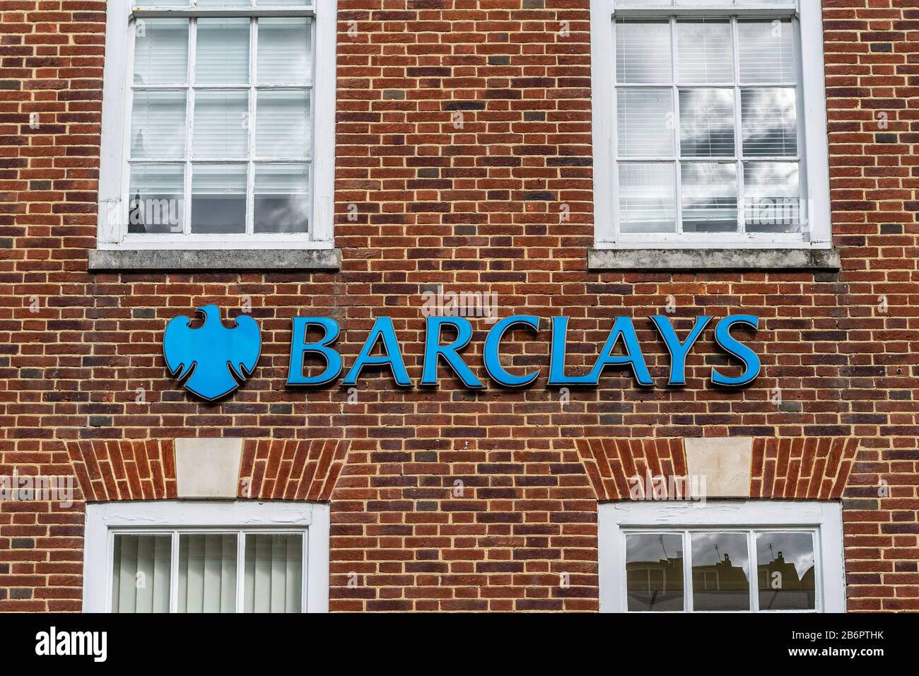 Ein Barclays Bankschild an der Außenseite eines Ziegelbaus Stockfoto