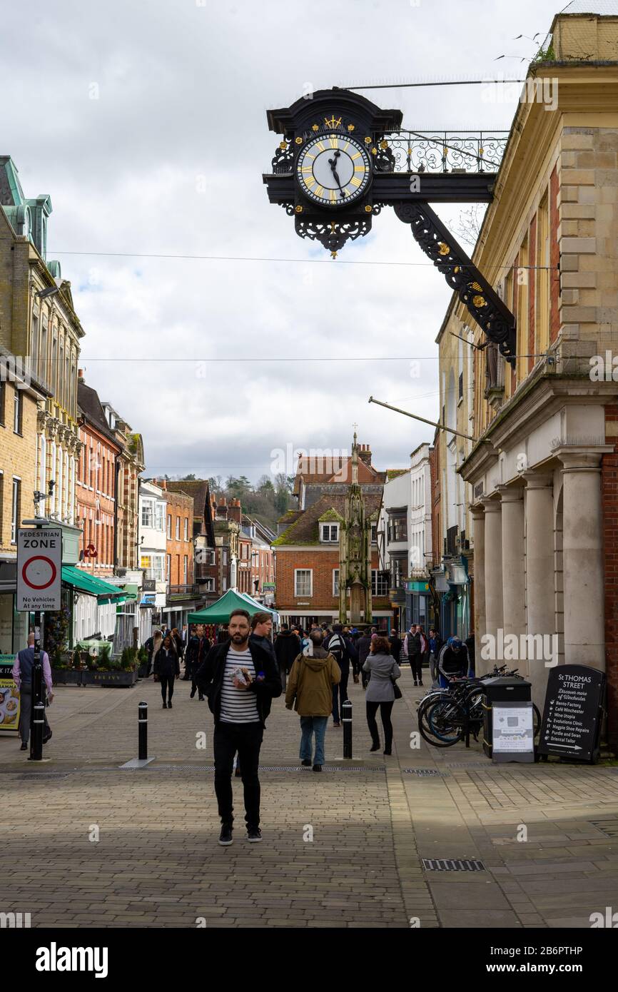 Winchester High Street mit Käufern, die an der alten Uhr vorbei gehen Stockfoto