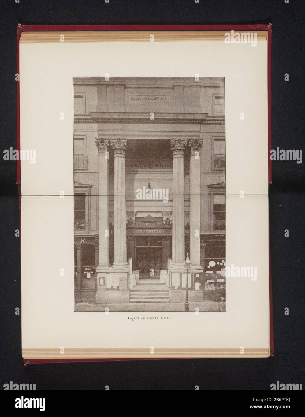 Ansicht der Fassade der Exeter Hall in London Fassade der Exeter Hall (Titelobjekt) Objektart: Fotomechanischer Druck Seite Artikelnummer: RP-F26770 Hersteller: Ersteller: Anonymer Termin: 1890 - oder für das Material von 1895: Papiertechnik: Autotypie Abmessungen: Bild: H 202 mm × W 131 mmToelichtingPrent auf der vierten und fünften Seite ohne Nummer nach Seite 18. Betrifft: façade (oder Haus oder Gebäude) Gebäude, z. B.: Öffentliches Gebäude, Kaufhaus wo: Exeter Hall Stockfoto