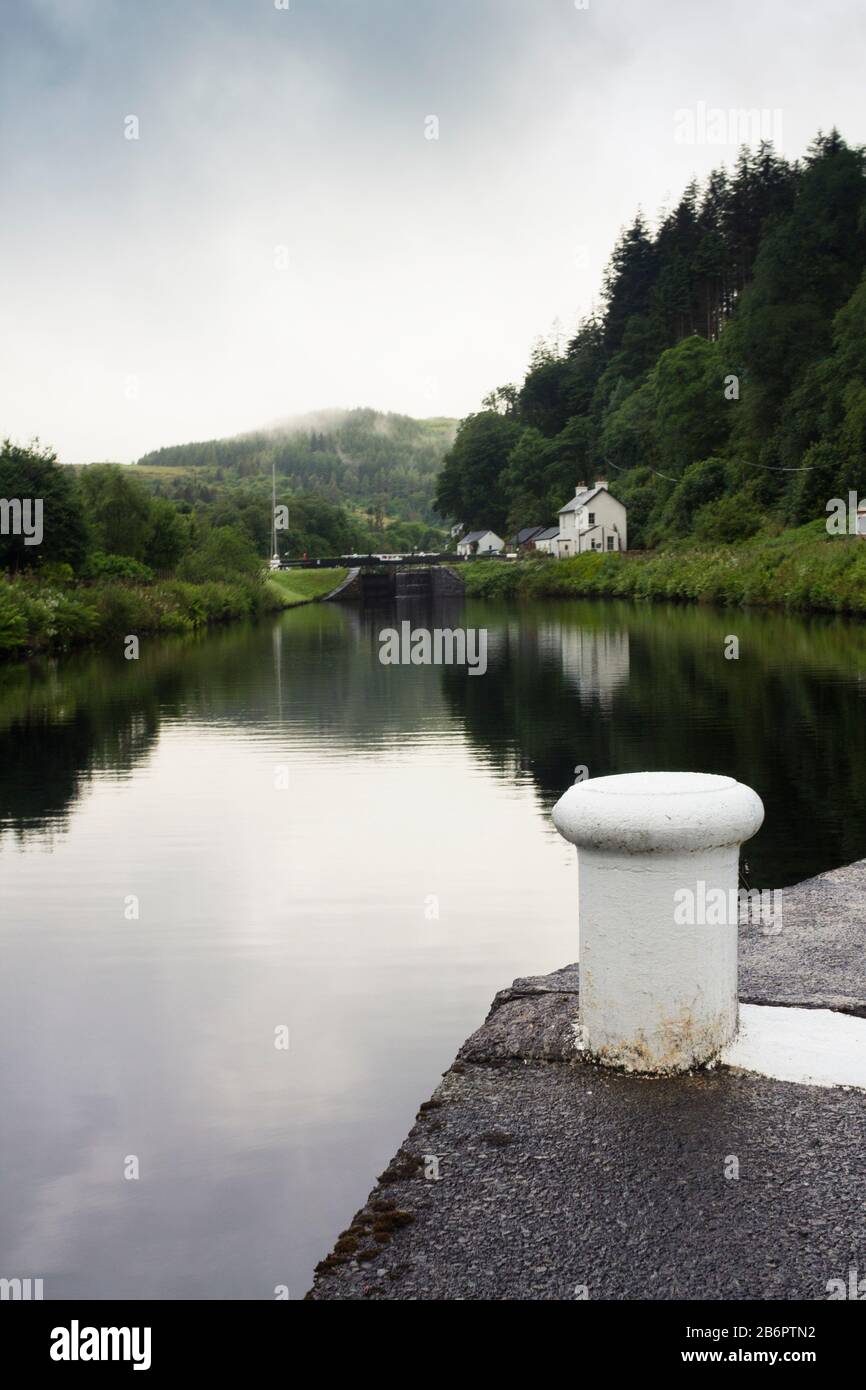 Crinan Canal an einem kalten und nassen Sommermorgen Stockfoto