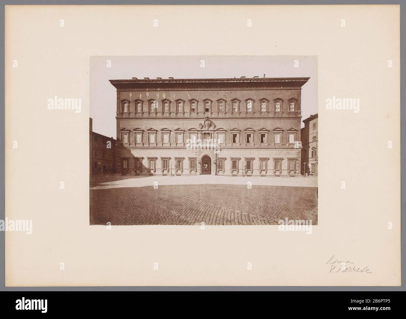 Gezicht op de façade van Palazzo Farnese, Rom1184 Palazzo Farnese. Roma (titel op object) Objekttyp: Foto Objektnummer: RP-F-00-6954 Hersteller: Fotograaf: AnoniemPlaats Herstellung: Rome dating: CA. 1880 - ca. 1890 Physikalisches Kenmerken: Daglichtcollodiumzilverdruk geplackt op karton Material: Fotopapier karton Techniek: Albuminedruk Abmessungen: Foto: H 190 mm × b 256 mmkarton: H 317 mm × b 444 mmOnderwerp Stockfoto