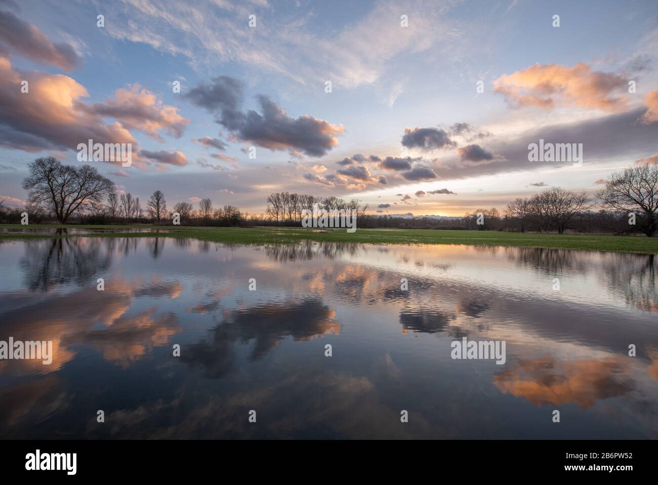 Sonnenuntergang im Frühling in französischer Landschaft Stockfoto