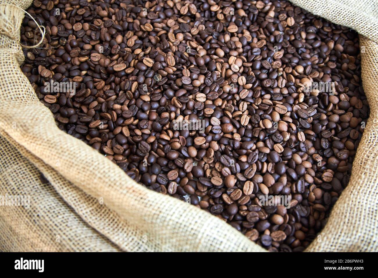 Große Stofftasche mit gerösteten Kaffeebohnen. Stockfoto
