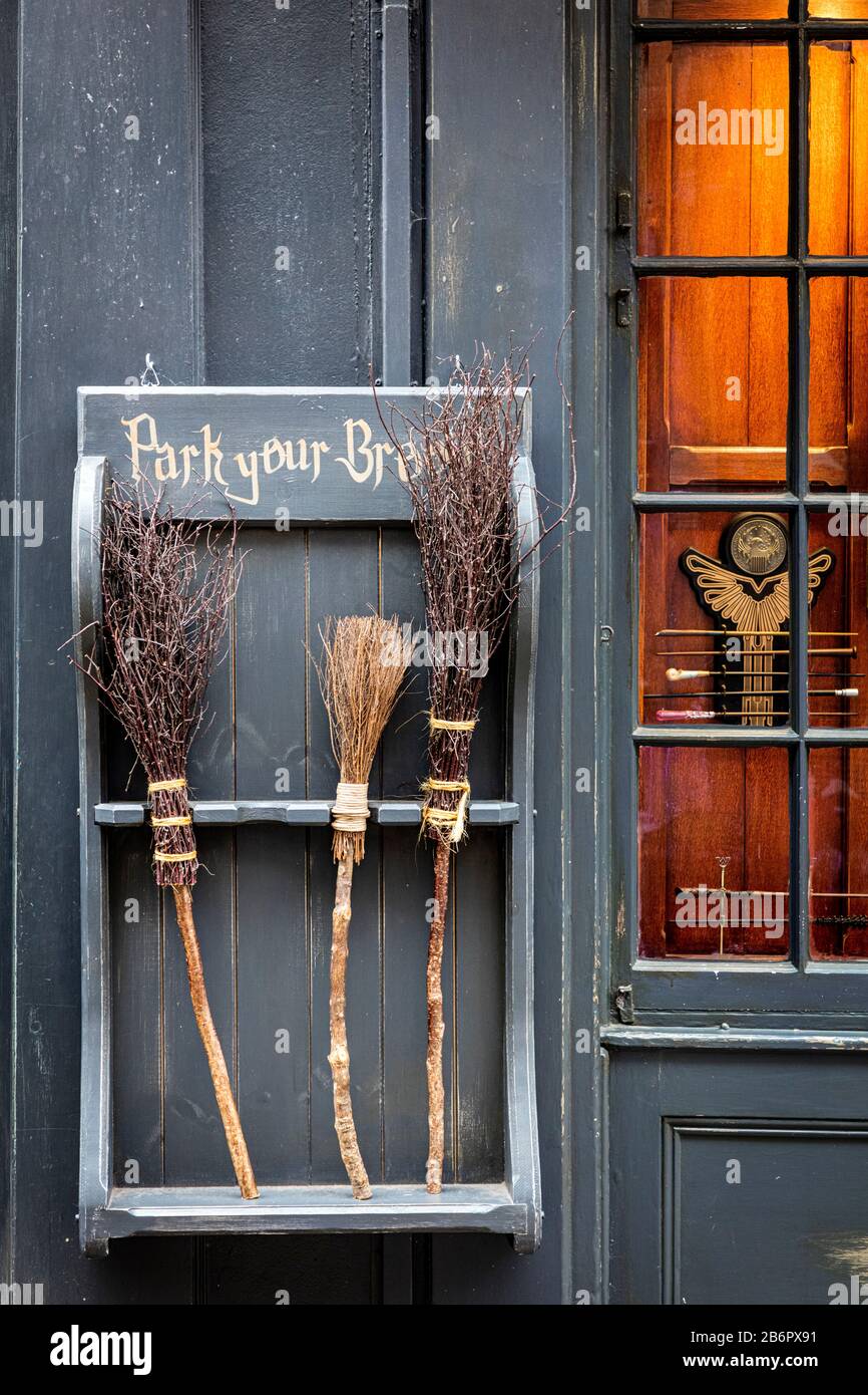 "Park Your Broom"-Schild am Eingang zu Harry Potter Inspirierte "The Shop That Must Not Be Named" in den Shambles, York, Yorkshire, England, Großbritannien Stockfoto