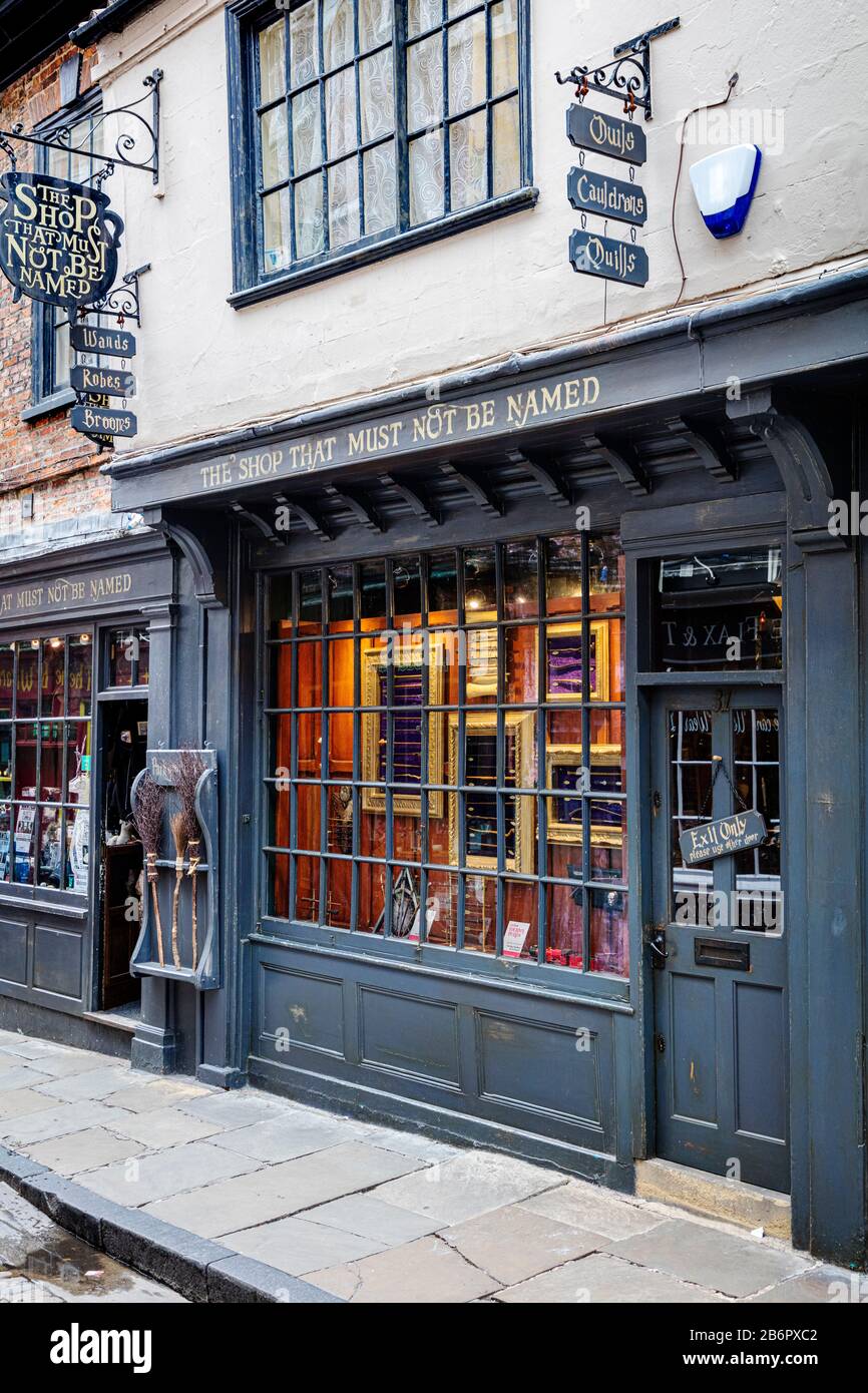 Harry Potter inspirierte 'Shop, Der Nicht Genannt Werden darf' in den Shambles, York, Yorkshire, England, Großbritannien Stockfoto
