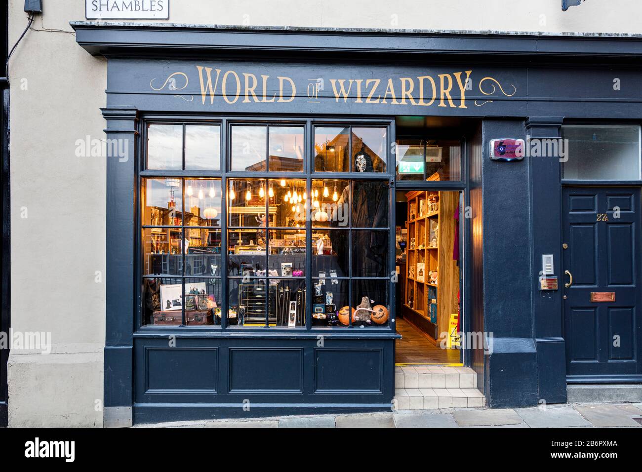 World of Wizardry - Harry Potter inspirierter Shop entlang Der Market Street in den Shambles, York, Yorkshire, England, Großbritannien Stockfoto