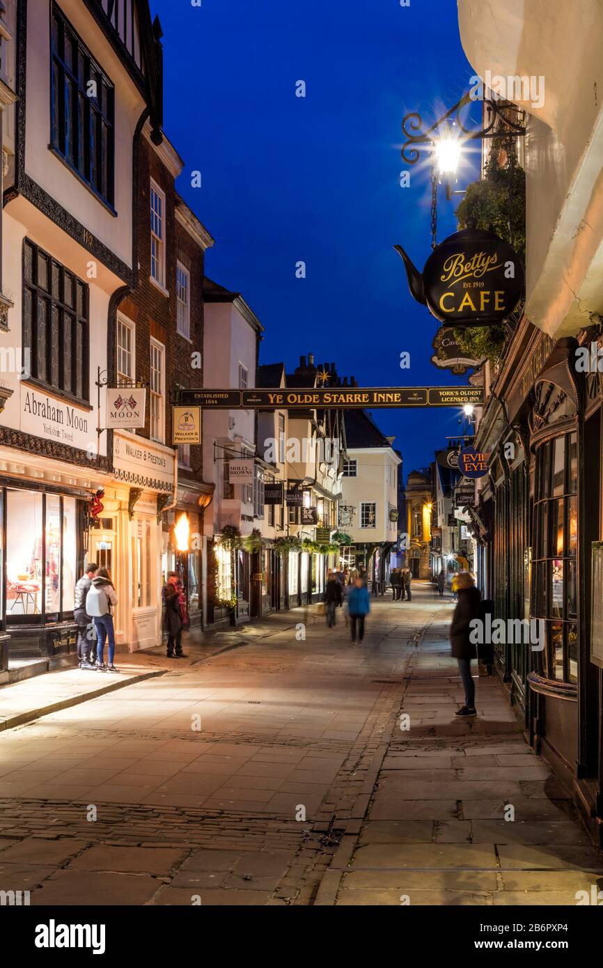 Sehen Sie sich Stonegate in Old York, Yorkshire, England, Großbritannien an Stockfoto