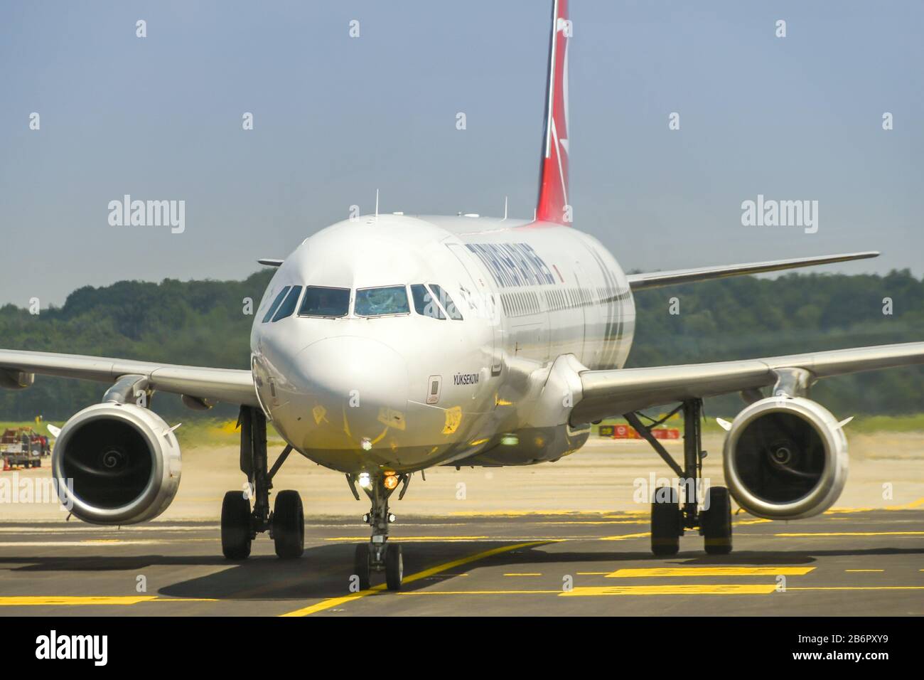 Mailand, ITALIEN - JUNI 2019: Turkish Airlines Airbus fährt mit dem Flugzeug zum Terminal, nachdem sie am Flughafen Mailand-Malpensa angekommen ist. Stockfoto