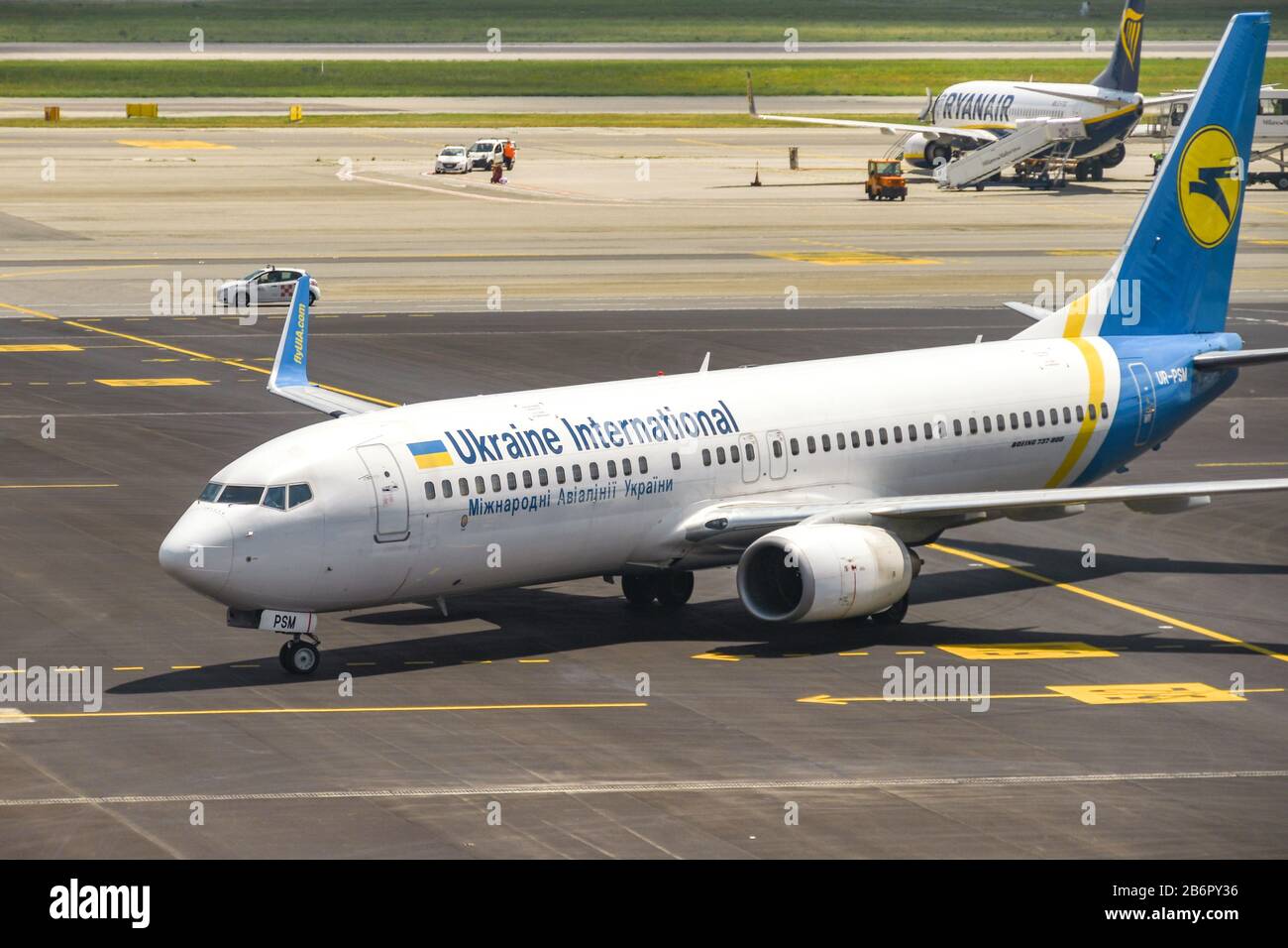 London, England, Großbritannien - Juni 2019: Ukraine International Boeing 737 Ankunft am Flughafen London Gatwick. Stockfoto