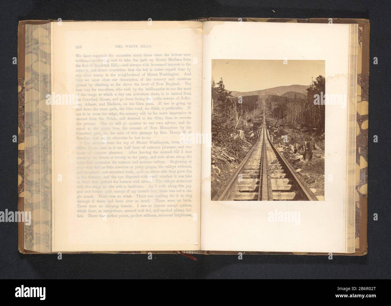 Gezicht op de Spoorweg van Mount Washington Blick auf die Eisenbahn von Mount Washington Immobilien Typ: Fotoseite Artikelnummer: RP-F 2001-7-985-4 Hersteller: Fotograf: Anonymer Ort Herstellung: Washington, Mount Dat: Um 1865 - oder für 1870 Material: Papiertechnik: Albumin Druckabmessungen: Foto: H 123 mm × W 99 mmToelichtingFoto auf der Seite ohne Nummer nach Seite 368. Betrifft: Eisenbahn, Zug Bergwald, Holz wahr: Washington, Mount Stockfoto