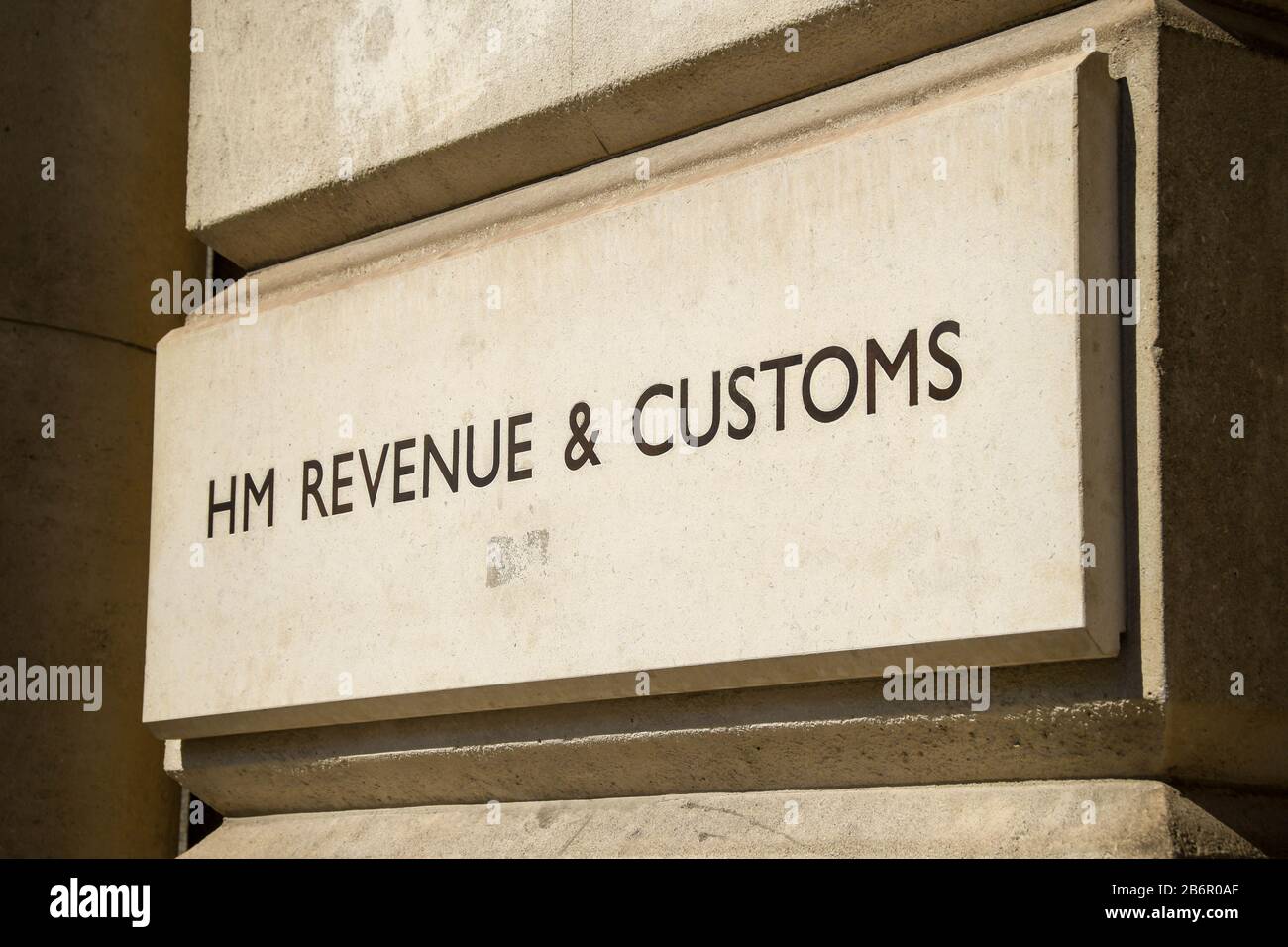 London, ENGLAND - JULI 2018: Schild in Stein außerhalb der HM Zoll- und Einnahmeabteilung der britischen Regierung in Whitehall, London. Stockfoto