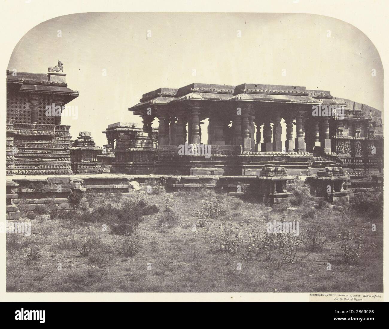 Gezicht op de tempel van Halebid, Mysore, Indien Ansichten des Mysore-Tempels von Helabis (Ostfront) (Titel op Object) Blick auf den Tempel von Halebid, Mysore, Indien Ansichten von Mysore. Tempel von Helabis (East Face) (Titelobjekt) Objekttyp: Fotos Artikelnummer: RP-F 2002-31 Aufschriften/Marken: Etikett, unter dem Foto, gedruckt: "Fotografiert von Lieut. Colonel H. DIXON, Madras Infantry, / Für The Govt. Oder Mysore.'etiket unter dem Foto, und gedruckt in Bleistift: "Ansichten IN MYSORE. / TEMPEL VON Halebid. / (Ostfront.) / View'nummer Rechts unter dem Bild in Bleistift: '27' Hersteller: Fotograf: Stockfoto