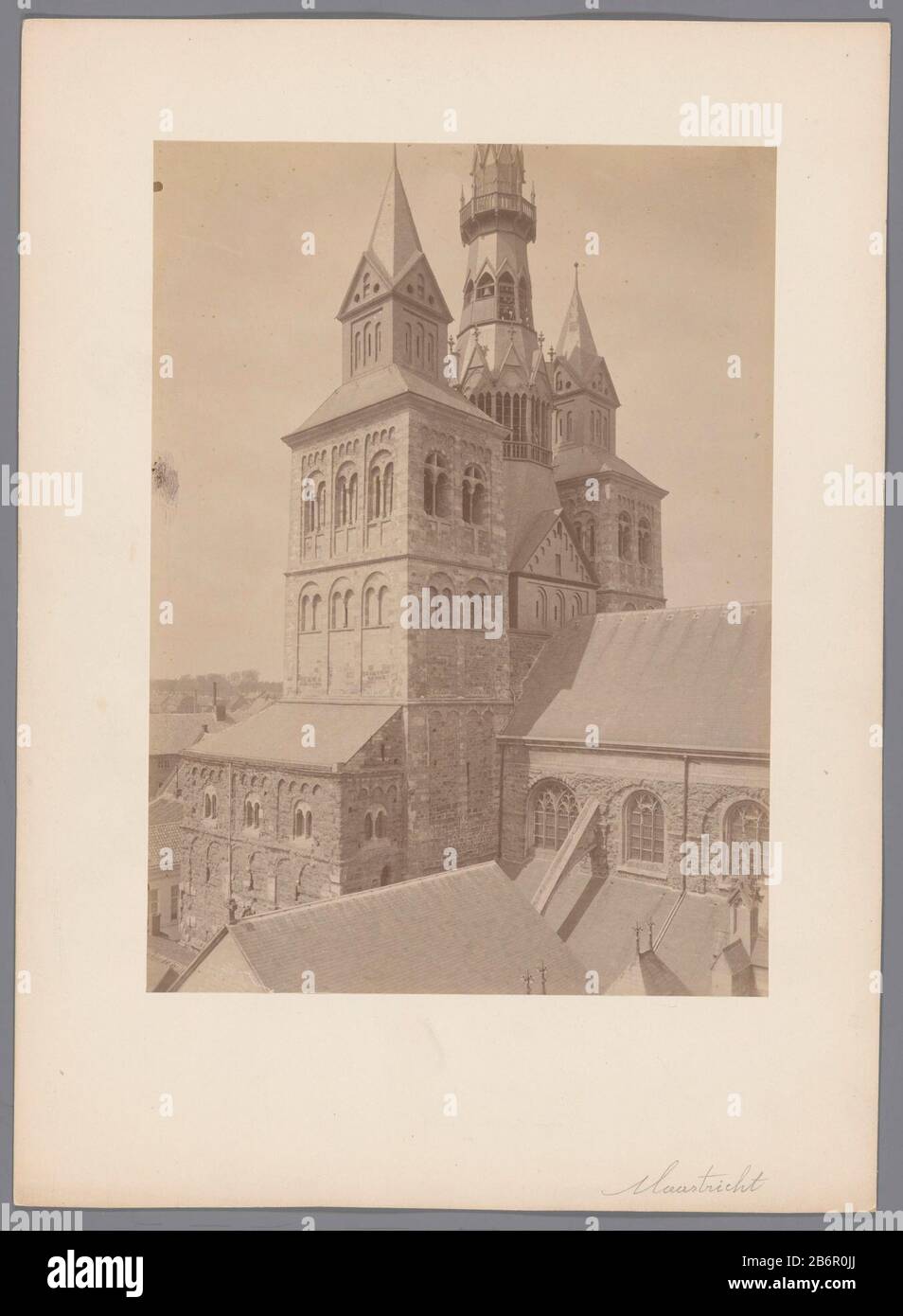 Gezicht op de torens van de Sint-Servaasbasiliek te Maastricht Blick auf die Türme der Basilika Saint Servatius, Maastricht Immobilientyp: Fotos Artikelnummer: RP-F 00-5112 Aufschriften / Marken: Anmerkung, rekto handschriftlich 'Maastricht'annotatie, verso, handschriftlich: 'St. Servaaskerk Maastricht / Blick auf die Türme, vom Norden gesehen First Dealing V / d St. John's Church Tower / Mai 1983' Hersteller : Fotograf: Anonym (Erbe) (zugeschrieben) Ort Herstellung: Maastricht Datum: 1893 Material: Papierkartontechnik: Albumin Druckgröße: Foto: H 235 mm × W 171 mm Motiv: Stockfoto