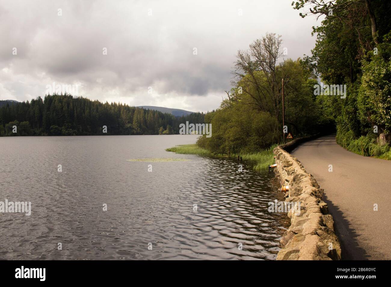 Eine leere Straße in den schottischen Highlands an einem Summers-Tag. Stockfoto