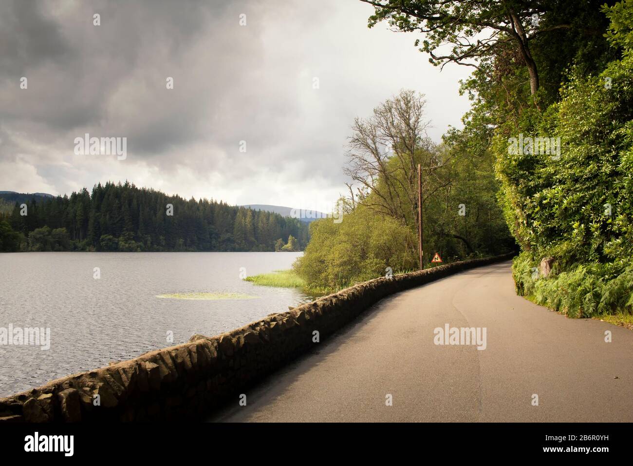 Eine leere Straße in den schottischen Highlands an einem Summers-Tag. Stockfoto