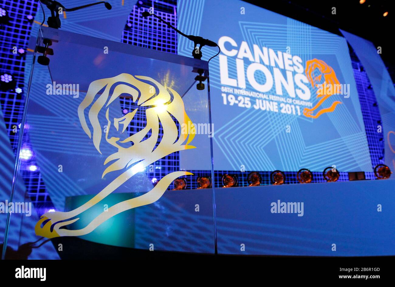 Cannes, Frankreich - 21. Juni 2011: Cannes Lions International Festival of Creativity by Ascential mit den Grand Prix Trophy-Preisen im Palais des Festivals. Award, Lion, Verwendung weltweit Stockfoto