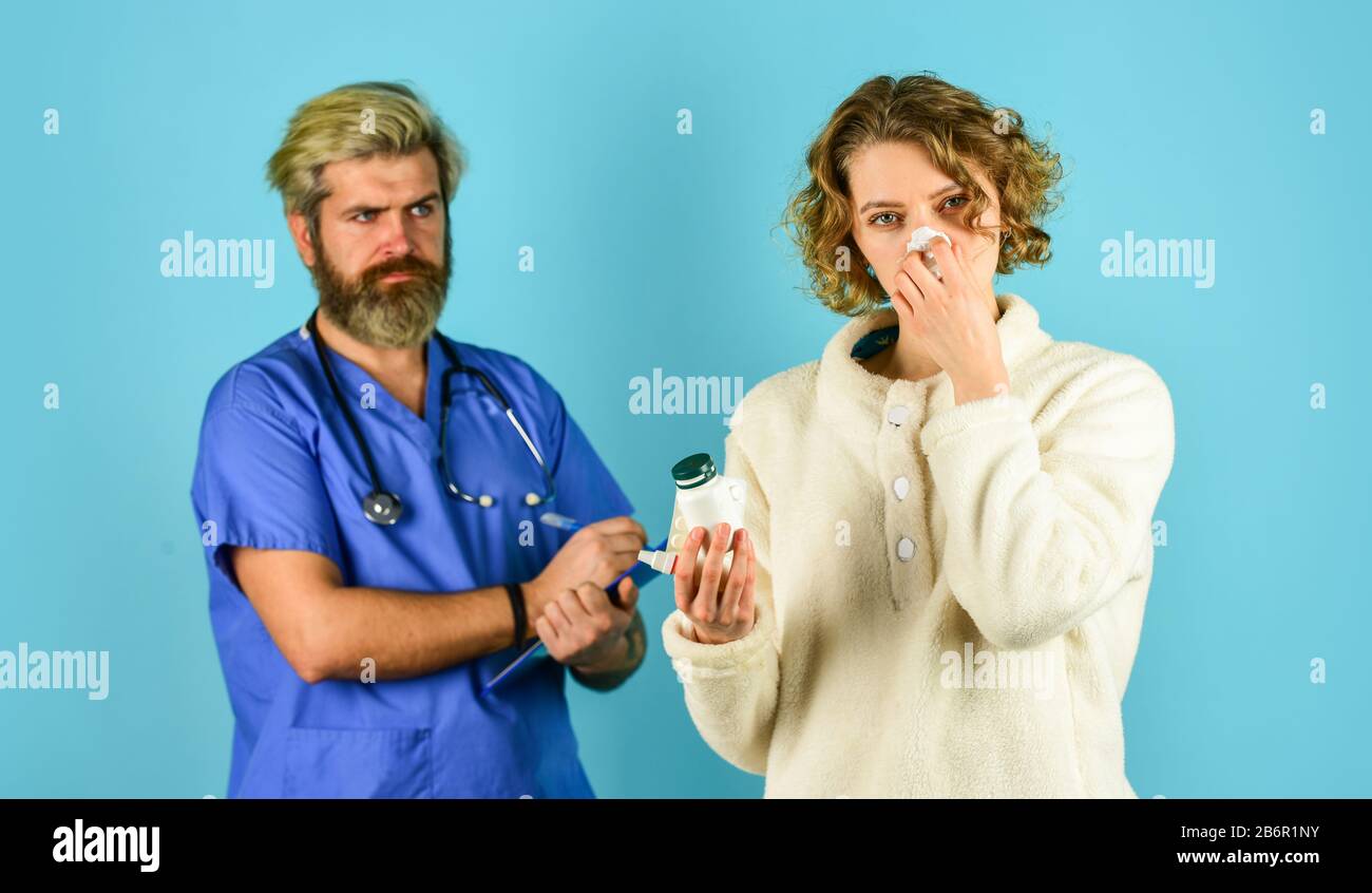 Das wird mich gesund machen. Behandelnde Ärzte und Patienten. Beratung zur Diagnose von Erkrankungen. Arzt- und Patientenbesprechung im Krankenhaus. Medizinisches Fachpersonal. Gesundheitswesen und Medizin. Stockfoto