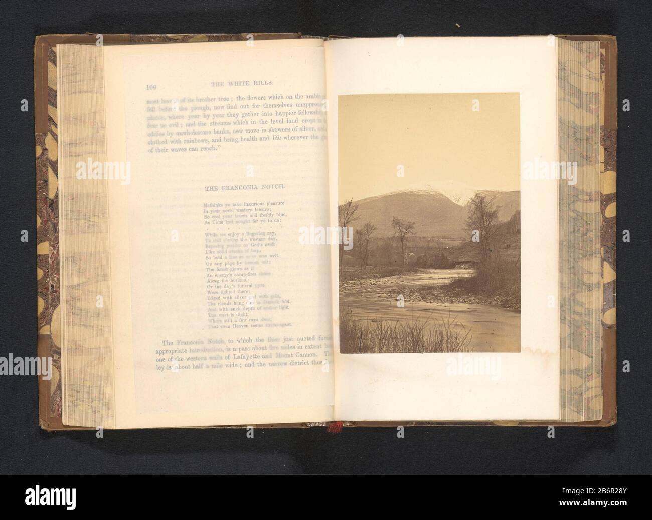 Bild einer schneebedeckten Berggegend Typ: Fotoseite Artikelnummer: RP-F 2001-7-985-1 Hersteller: Fotograf: Anonymer Ort Herstellung: Franconia Notch State Park Datum: Ca. 1865 - oder für 1870 Material: Papiertechnik : Albumin Druckabmessungen: Foto: H 136 mm × W 97 mmToelichtingFoto auf der Seite ohne Nummer nach Seite 106. Betrifft: Dale, Talgebirge, Schneehallfluss wo: Franconia Notch State Park Stockfoto