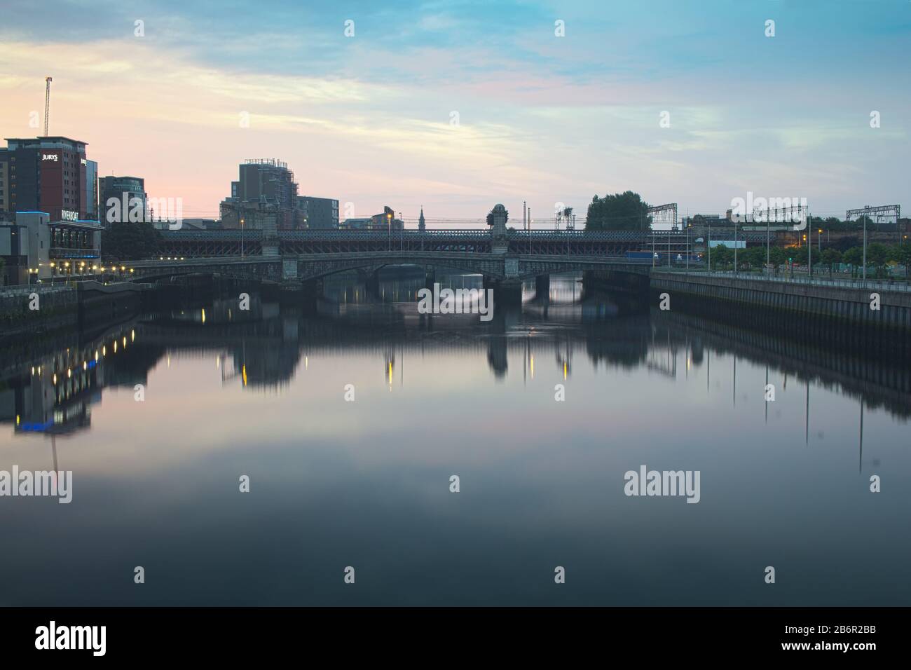 Eine Brücke über den Fluss Clyde in Glasgow bei Sonnenaufgang an einem Sommertag. Stockfoto Eine Brücke über den Fluss Clyde in Glasgow bei Sonnenaufgang an einem Sommertag. Stockfoto