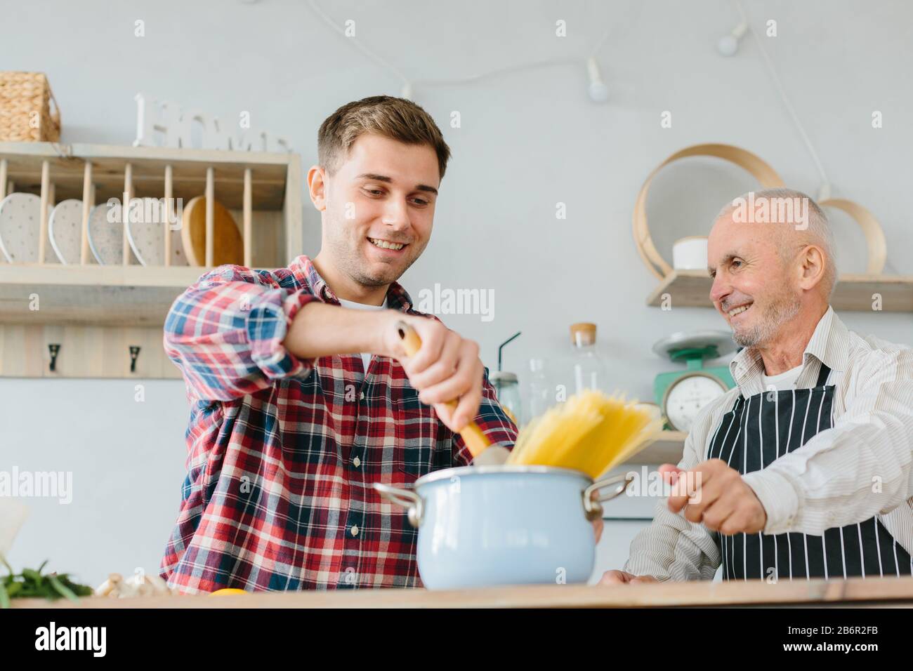 Der junge Mann und sein Vater kochen in der Küche Stockfoto