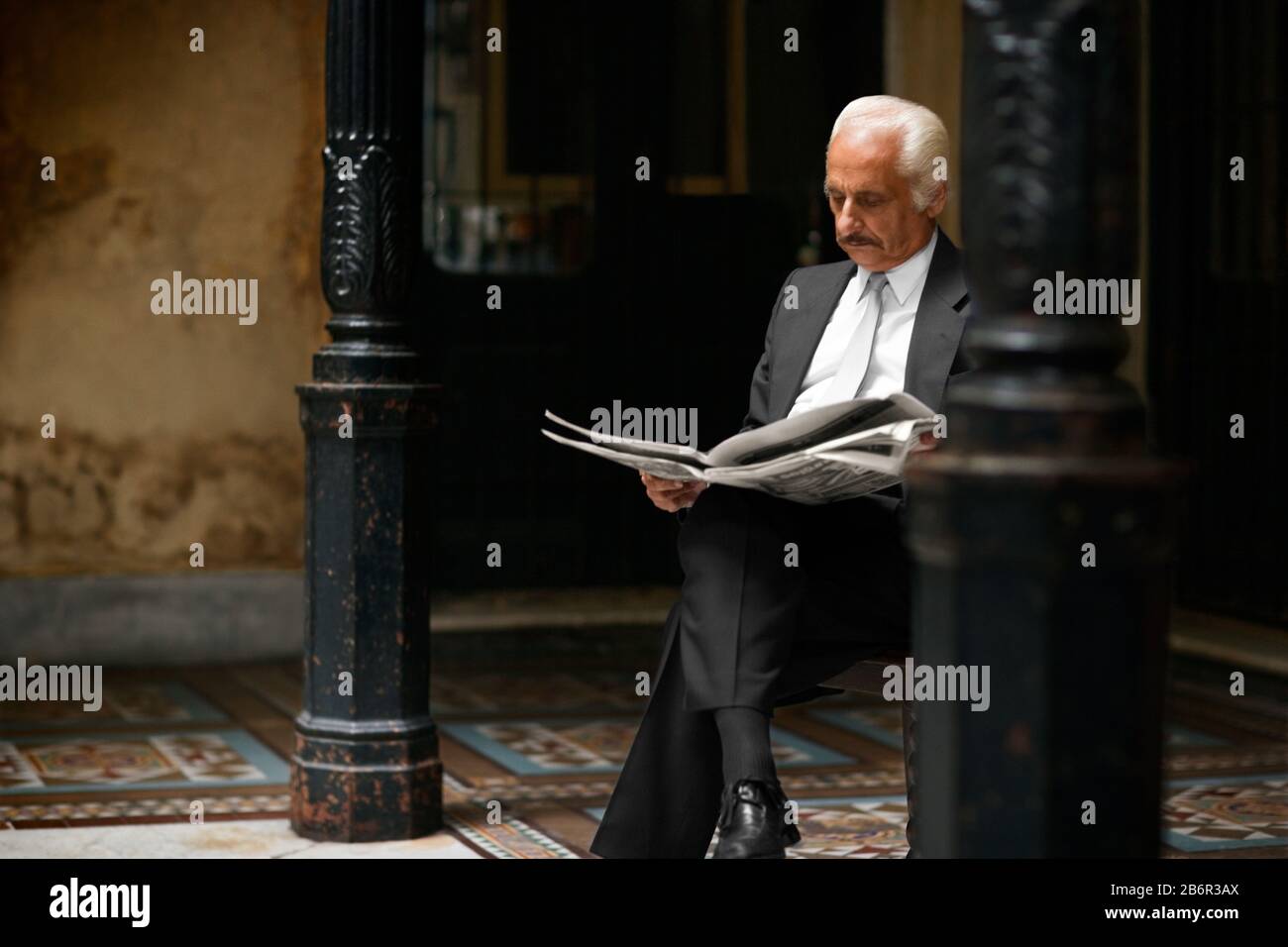 Seitenansicht eines Mannes, der eine Zeitung liest. Stockfoto