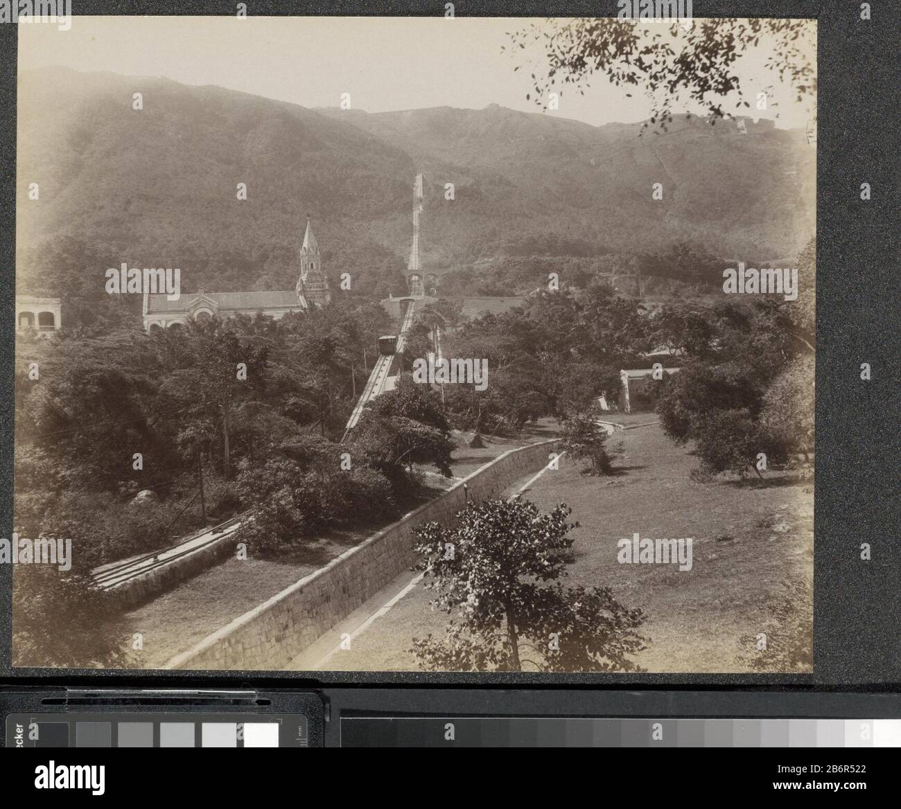 Gezicht op een Kerk en een tandradspoorweg op The Peak (Mount Austin) in Hong Kong Onderdeel van Album met 50 Foto's van een reis door Zuidoost-Azië. Hersteller : fotograaf: AnoniemPlaats Herstellung: Hongkong dating: CA. 1860 - ca. 1900 Physikalische Kenmerken: Albuminedruk-Material: Papierfotopapier Techniek: Albuminedruk Abmessungen: H 235 mm × b 283 mm Betreff: Bergbahn, Bahn Stockfoto