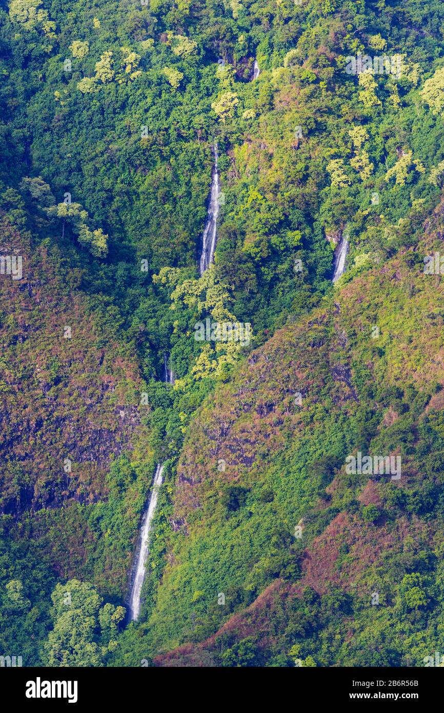 Vereinigte Staaten von Amerika, Hawaii, Kauai-Insel, Kokee State Park, Napali-Küste, Kalalau-Aussichtspunkt, Wasserfall Stockfoto