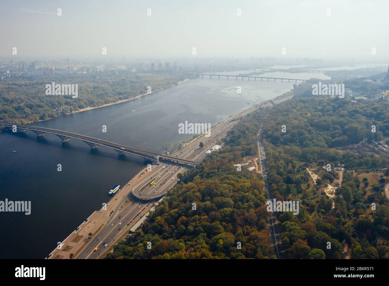 Flug über die Brücke in Kiew. Luftaufnahmen Stockfoto