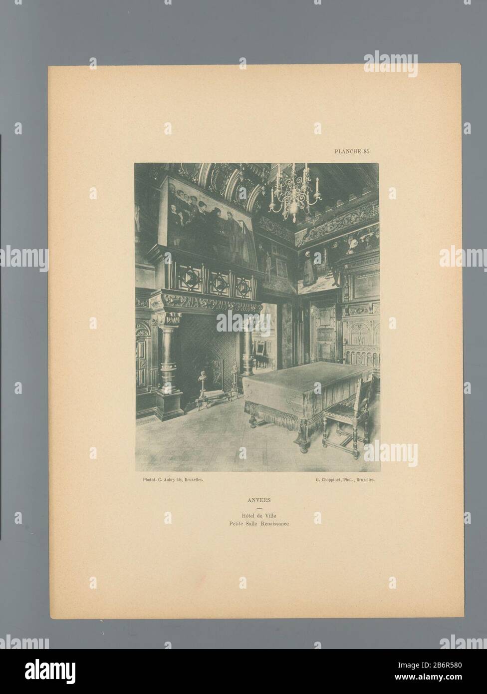 Dieser Beitrag ist Teil eines Ordners mit 89 Abzügen und fünf Tekstbladen. Hersteller : Fotograf G. Choppinet (denkmalgeschütztes Gebäude) Klischeehersteller C. Aubry Fils (unter Denkmalschutz) Ort Herstellung: Fotograf: Stadthuisklischeemacher: Brüssel Datum: C.19-1898 Material: Papiertechnik: Lichtdruckmessungen: Gedruckt: H 193 mm × W 153 mm Betreff: Rathaus Inneneinrichtung des Hauses wo: Halle Stockfoto