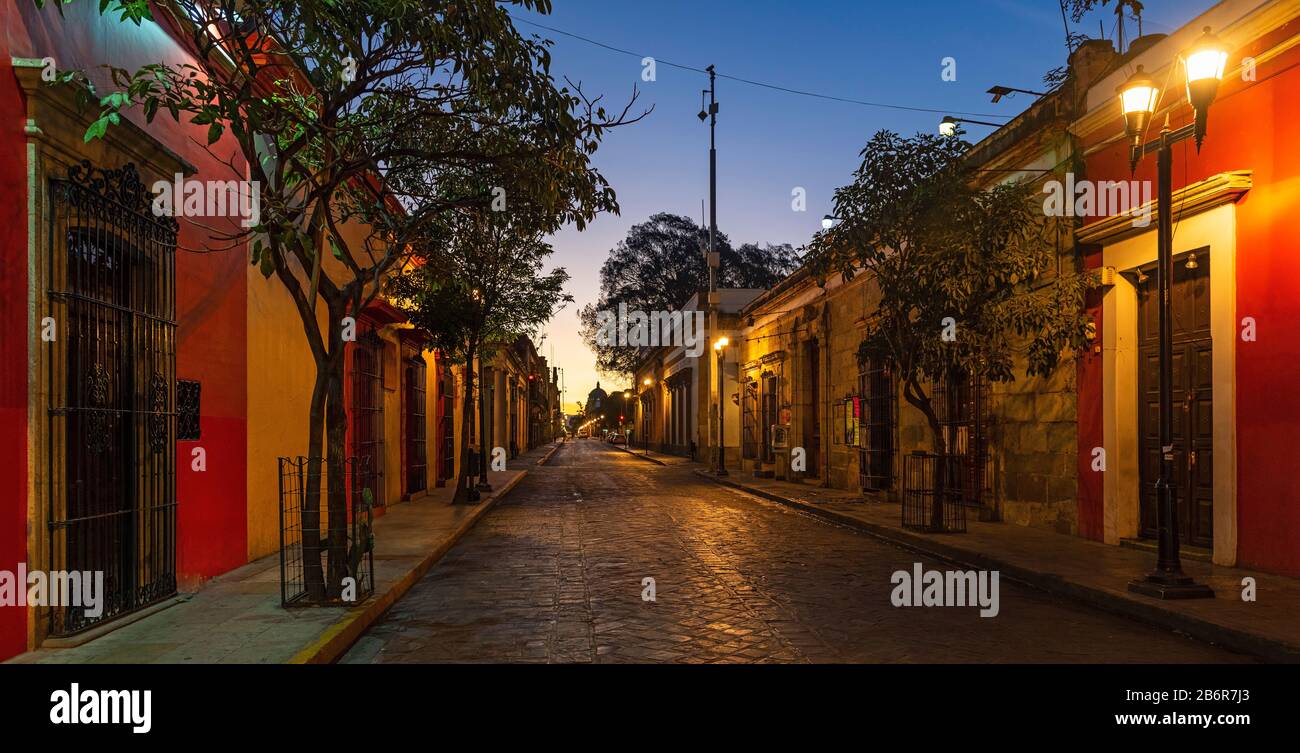 Panorama-Stadtbild der Stadt Oaxaca bei Sonnenaufgang mit seiner kolonialen Architektur, Oaxaca State, Mexiko. Stockfoto