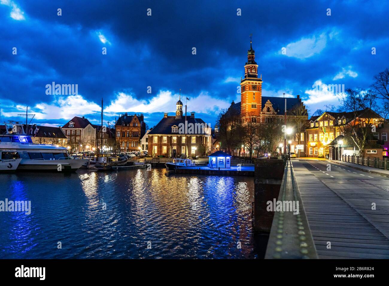 Skyline der Altstadt, an der Leda, Rathaus, Museumshafen, alte Stadthäuser, Doktor Vom-Bruch-Brücke, leer, Frisia, Niedersachsen, Stockfoto