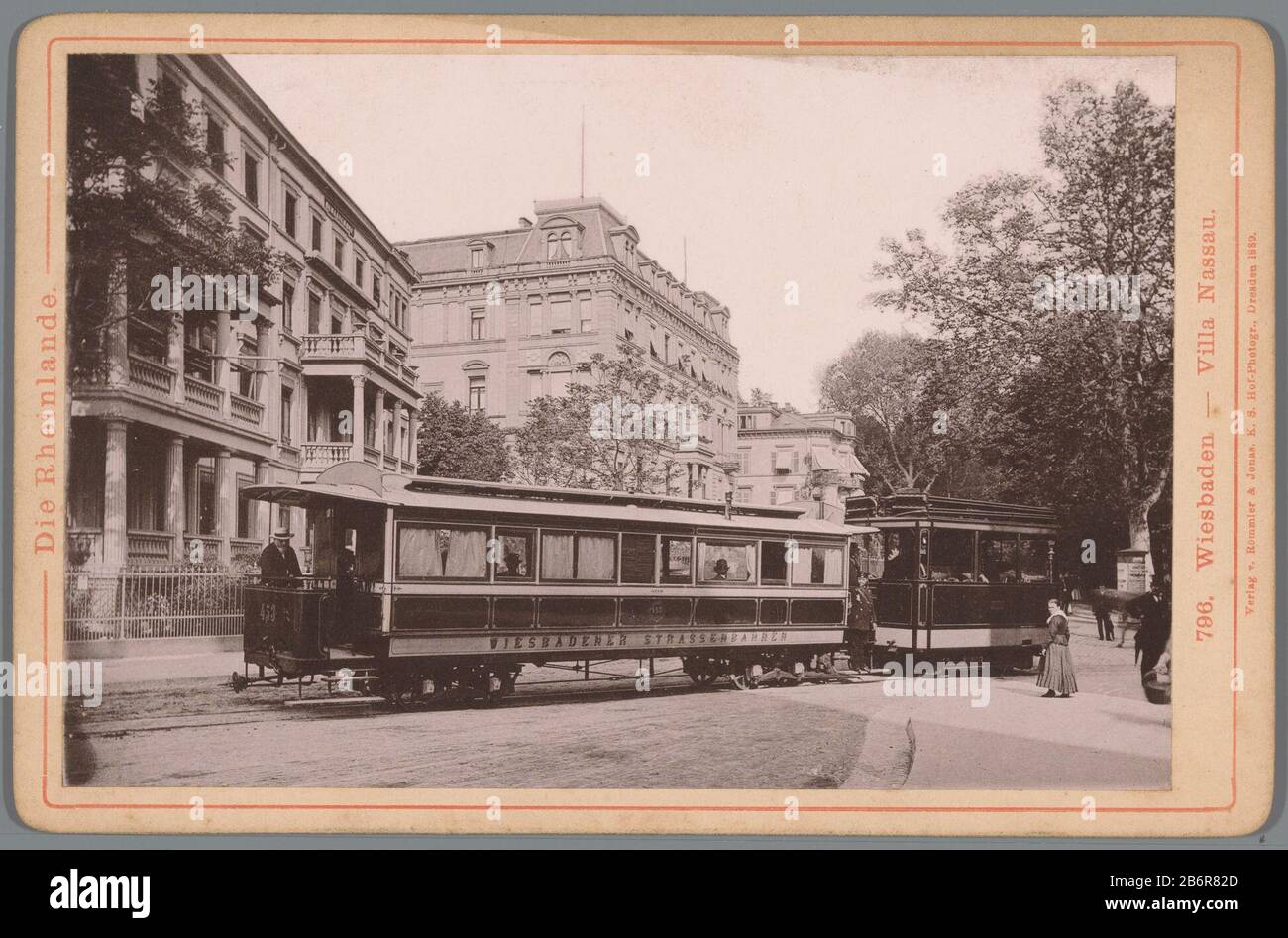 Die Stadt Wiesbaden trifft sich mit der Straßenbahn Wiesbaden - Villa Nassau (titel op object) die Rheinlande (serietitel op object) Gezicht op een Straat is wie: Sbaden met een tramWiesbaden - Villa Nassau (titel op object)die Rheinlande (serietitel op object) Objekttyp: Kabinetfotomechanischen betritt: RP-F-00-799 Aufschriften/Marken: Zahl, recto, gedrukt: '796.'naam, verso, gestempelt: 'Vosmaer' Hersteller: Vervaardiger: Anoniemuitgever: Römmler & Jonas (vermeld op Objekt)Plaats Herstellung: Vervaardier: Wiesbadenuitgever: Dresden Karton Stockfoto