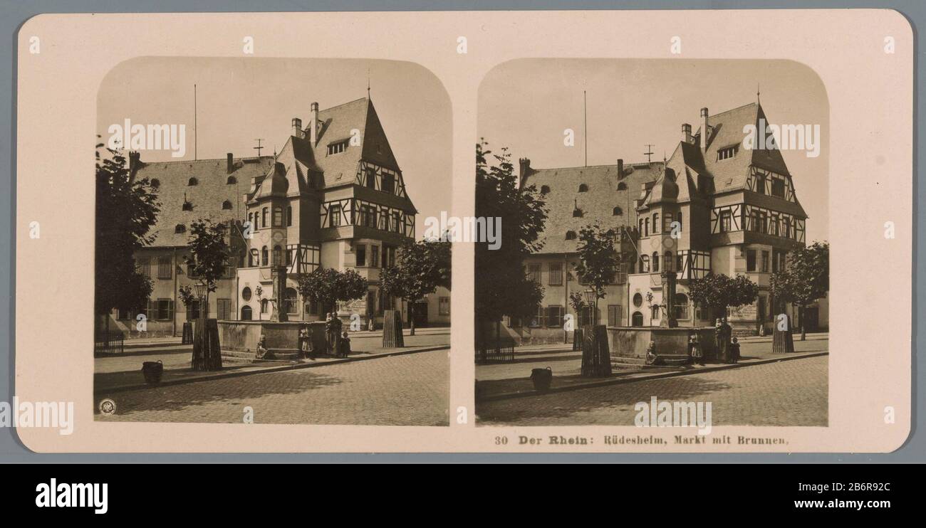 Blick auf einen Brunnen nach RüdesheimDer Rhein Rüdesheim, Markt mit Brunnen (Titelobjekt) Objektart: Stereobild Artikelnummer: RP-F 00-9018 Aufschriften / Marken: Nummer, Recto, gedruckt: "30'opschreift , recto, gedruckt: "NPG"-Hersteller: Fotograf: Neue Photo Gesellschaft (börsennotierte Immobilie) Ort Herstellung: Rüdating: CA. 1900 - ca. Material von 1910: Pappe Papiertechnik: Gelatine Silberdruck Abmessungen: Sekundäres Medium: H 88 mm × W 179 mm Betreff: Zierbrunnen (im Dorf) façade (oder Haus oder Gebäude) Stockfoto