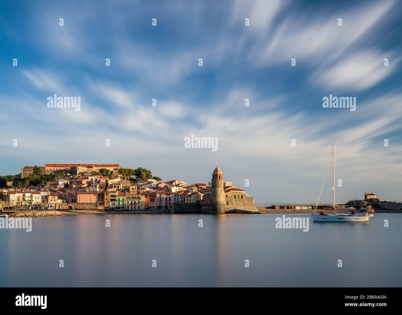 Lange Zeit ist die Stadt Collioure und ihr Hafen im Languedoc, Pyrenäen-Orientales, Frankreich Stockfoto