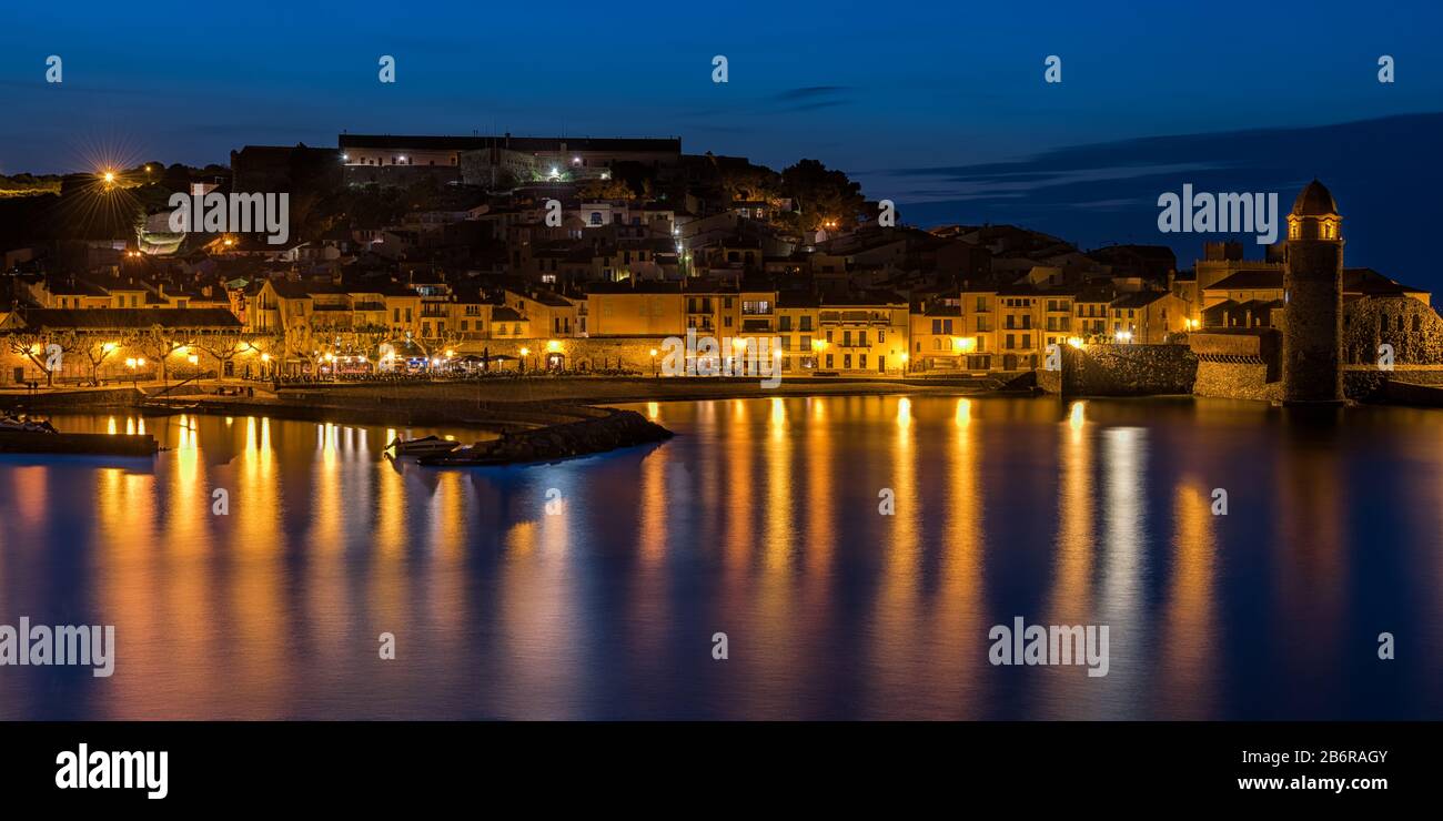 Lange Zeit in der Stadt Collioure und ihrem Hafen nachts im Languedoc, Pyrenäen-Orientales, Frankreich Stockfoto