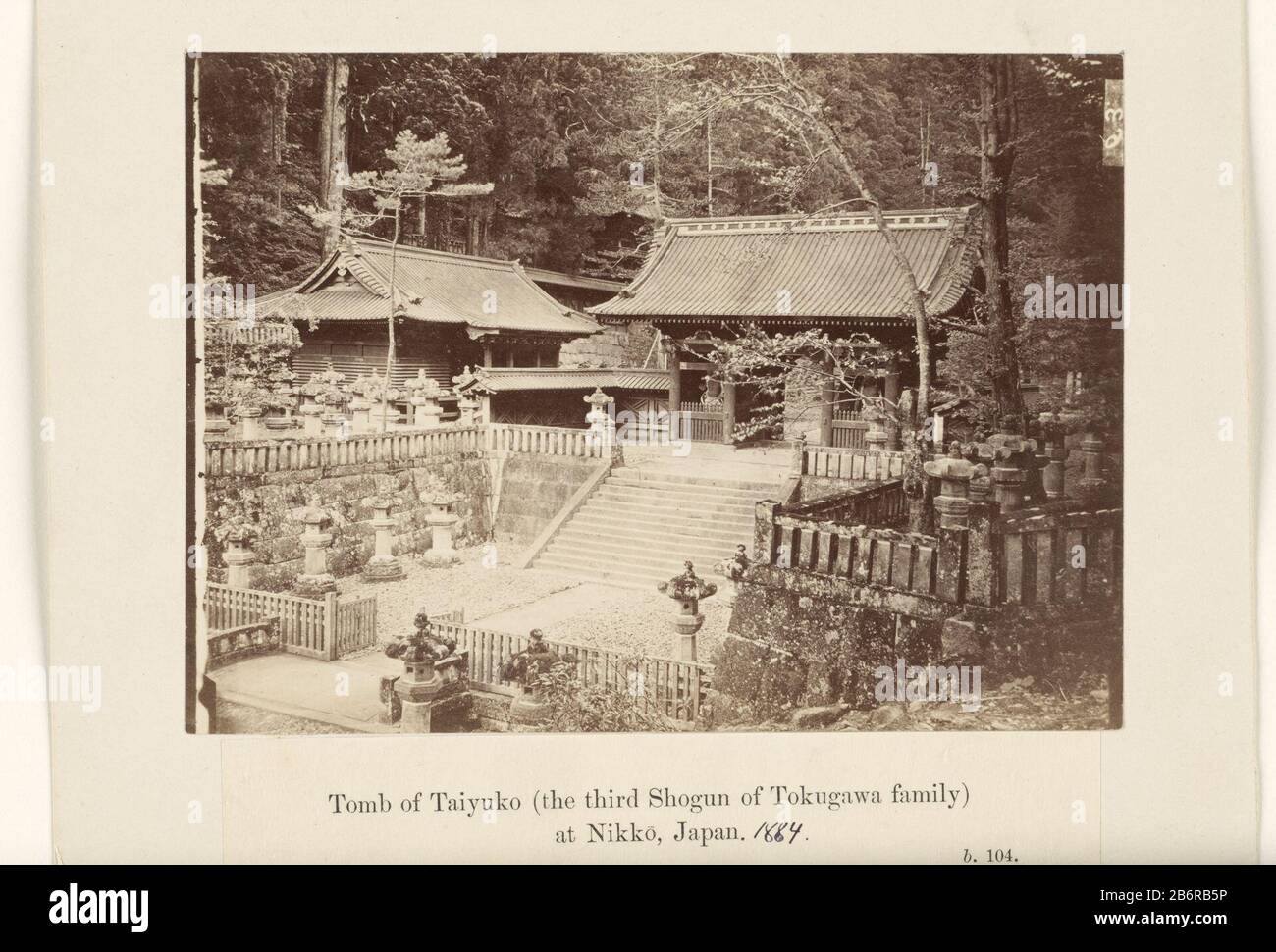 Gezicht op het Graf van Taiyuko in Nikko Tomb von Taiyuko (der dritte Shogun der Rokugawa-Familie) bei Nikko Japan (titel op object) Blick auf das Grab Taiyuko in NikkoTomb oder Taiyuko (der dritte Shogun der Rokugawa-Familie) bei Nikko Japan (Titelobjekt) Objektart: Fotos Nummer: Artikelnummer: RP-F1249 Aufschriften/Marken: Aufschrift, Nachschrift geschrieben und gedruckt: "Grab von Taiyuko (der dritte Shogun der Rokugawa-Familie) bei Nikko Japan, 1884b. 104' Hersteller : Fotograf: Anonymer Ort Herstellung: Unbekanntes Datum: Vor 1870 - 1890 Physische Merkmale: Albumdruckmaterial: Papierpappe Techniq Stockfoto