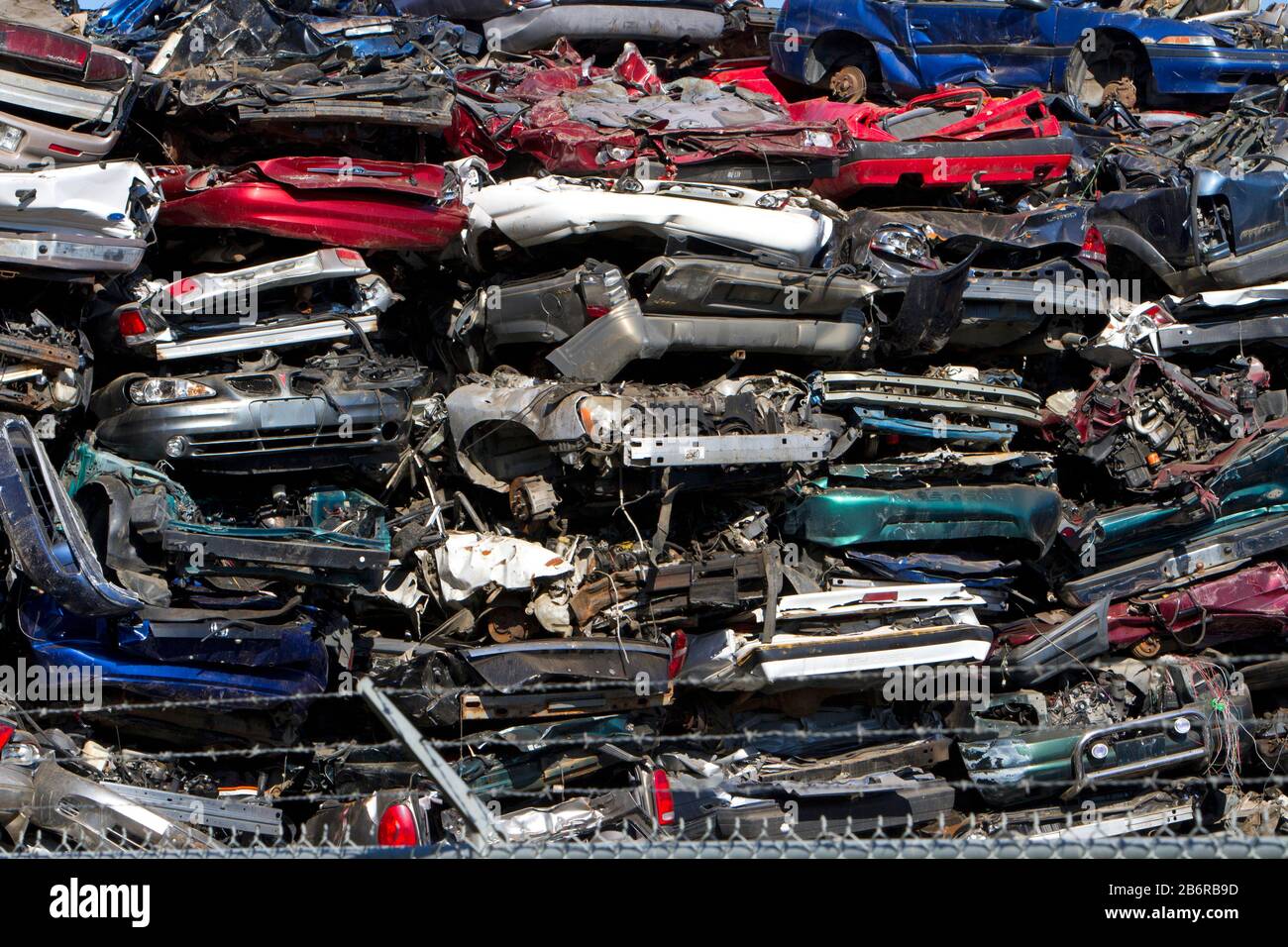 Ein Haufen zerkleinerter Fahrzeuge zum Recycling als Altmetall in Nanaimo, Vancouver Island, BC, Kanada Stockfoto