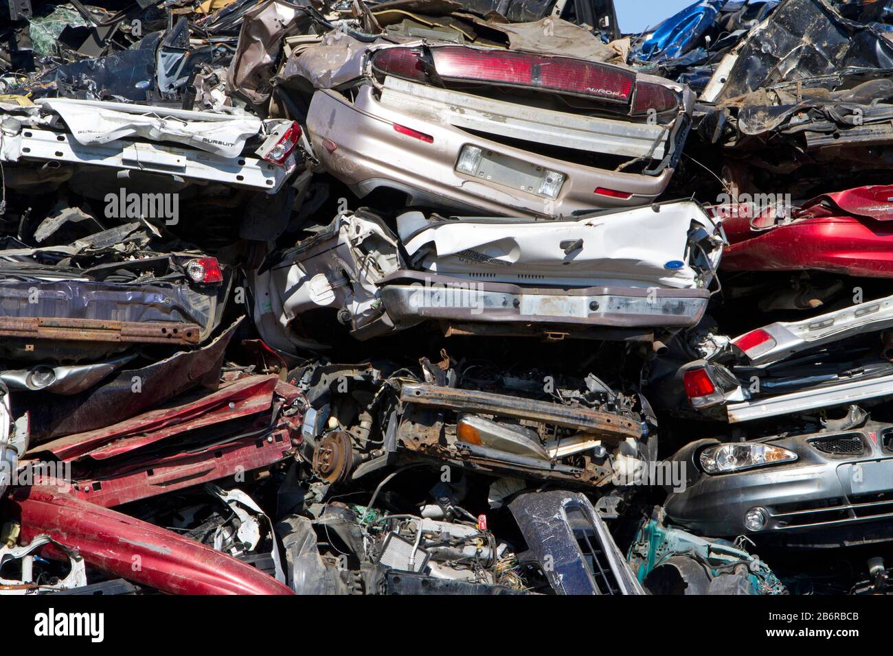 Ein Haufen zerkleinerter Fahrzeuge zum Recycling als Altmetall in Nanaimo, Vancouver Island, BC, Kanada Stockfoto