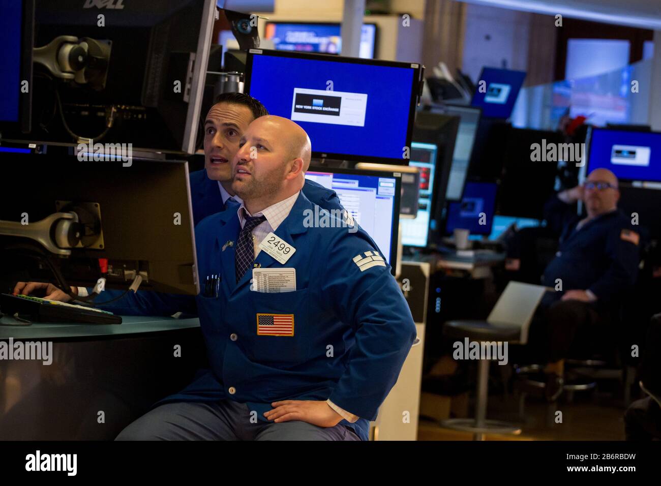 New York, USA. März 2020. Händler arbeiten am 11. März 2020 an der New York Stock Exchange (NYSE) in New York, den Vereinigten Staaten. Der Dow Jones Industrial Average sank 1.464,94 Punkte oder 5,86 Prozent auf 23.553,22. Der 30-Aktienindex fiel in ein Gebiet des Bärenmarktes, das mehr als 20 Prozent unter dem Rekordwert des letzten Monats lag. Der S&P 500 ging um 140,85 Punkte oder 4,89 Prozent auf 2.741,38 zurück. Der Nasdaq Composite Index sank um 392,20 Punkte oder 4,70 Prozent auf 7.952,05. Gutschrift: Michael Nagle/Xinhua/Alamy Live News Stockfoto