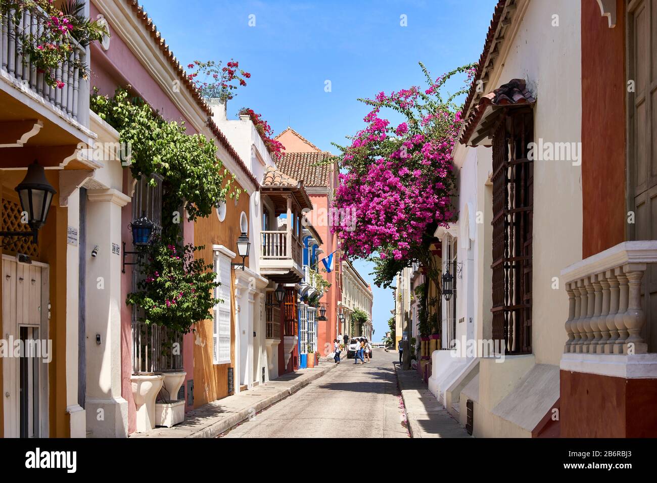 Bunte Wohnstraße in Cartagena Altstadt, Kolumbien Stockfoto