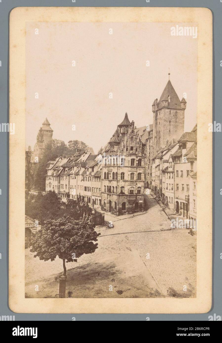 Blick auf das Petersenhaus im NeurenbergPetersenhaus I (Titelobjekt) Nürnberg (Serienobjekt) Objekttyp: Regierungsbild Artikelnummer: RP-F20093 Aufschriften / Marken: Nummer, Verso, Stuck: '20.' Hersteller: Fotograf: Anonymer Verleger: Friedrich Bruckmann (börsennotiertes Objekt) Ort Herstellung: Fotograf: Nürnberg Herausgeber: München Datum: Von: Von der Firma: Von der Firma von der Firma: Von der Firma: Von der Firma: Von der Firma: Von der Firma: Von Papppapiertechnik: Albumindrucke Abmessungen: Sekundäres Medium: H 171 mm × W 113 mm Fachhaus wo: Nürnberg Stockfoto