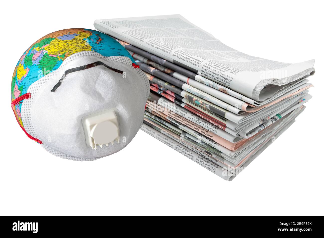 Horizontaler Blick auf mehrere gestapelte Zeitungen und einen irdischen Globus, der eine Sicherheitsmaske trägt, die auf weißem Hintergrund isoliert ist Stockfoto