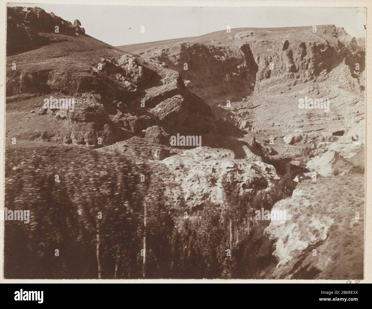 Blick auf das Tal des Flusses Barada, Objektart SyriëBarada-dal: Bild Artikelnummer: RP-F 1999-139-1-98 Hersteller: Fotograf: L. Heldringstraat Ort Herstellung: Syrië dating: 1898 Physikalische Merkmale: Silber-Druckmaterial für Tageslichtgelatine: Papiertechnik: Silberdruck Tageslichtgelatine Abmessungen: H 83 mm × W 109 mm Stockfoto