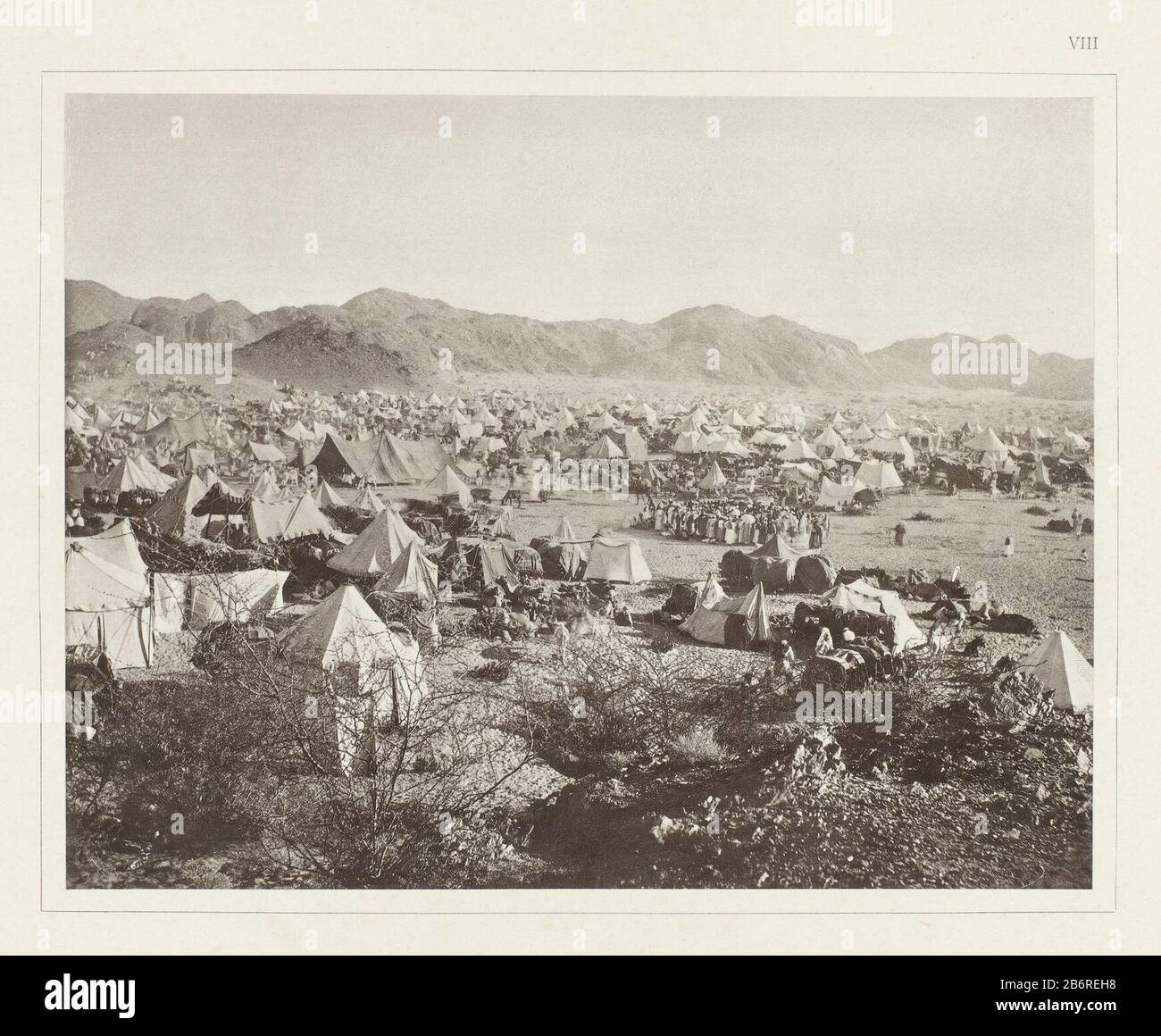 Blick auf das Grab von Sittana Mèjmunah und Pilgrimper Camp, Mekka (pl.8) C. Snouck, Bilder aus Mekka, Leiden 1889 (Serientitel) Immobilientyp: Fotos Artikelnummer: RP-F 2003-87-8 Aufschriften/Marken: Aufschrift, Rekto, gedruckt: "VIII" Hersteller: Fotograf: Abd al-Ghaffaruitgever: E.J. Brill Datum: 1888-1889Physikalische Merkmale: Kopiermaterial: Papierkartontechnik: Lichtdruck Abmessungen: H 189 mm × W 245 mm Stockfoto