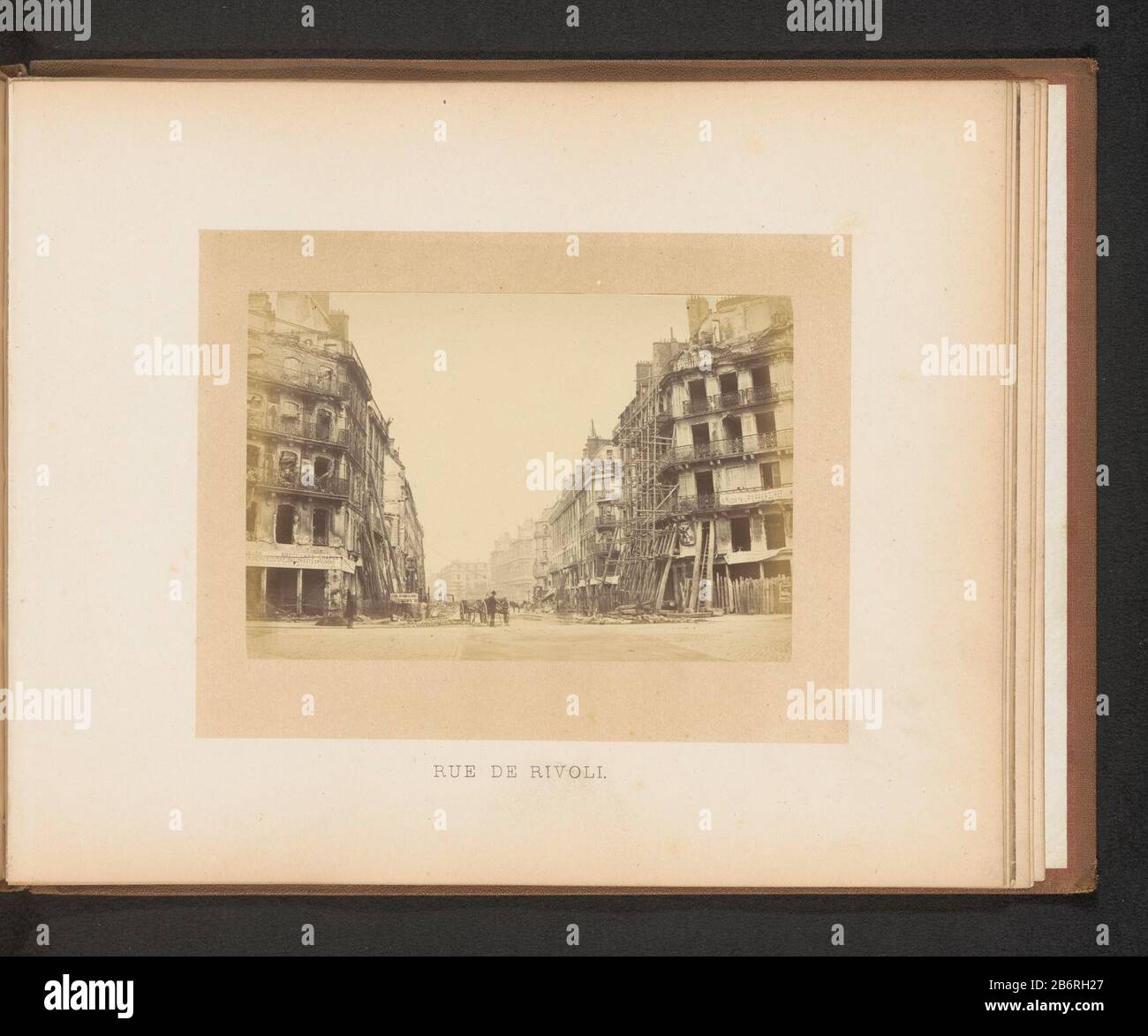 Gezicht op verwoeste gebouwen aan de Rue de Rivoli Rue de Rivoli (titel op object) Blick auf zerstörte Gebäude in der Rue de Rivoli RivoliRue Objekt Typ: Fotoseite Artikelnummer: RP-F 2001-7-1492-16 Hersteller: Fotograf: Anonymer Ort Herstellung: Paris Datum: 1871 Material: Papiertechnik: Albumdrucke Abmessungen: Foto: H 101 mm × W 151 mm Betreff: Theater (Gebäude) Straße, wo Rue de Rivoli Stockfoto