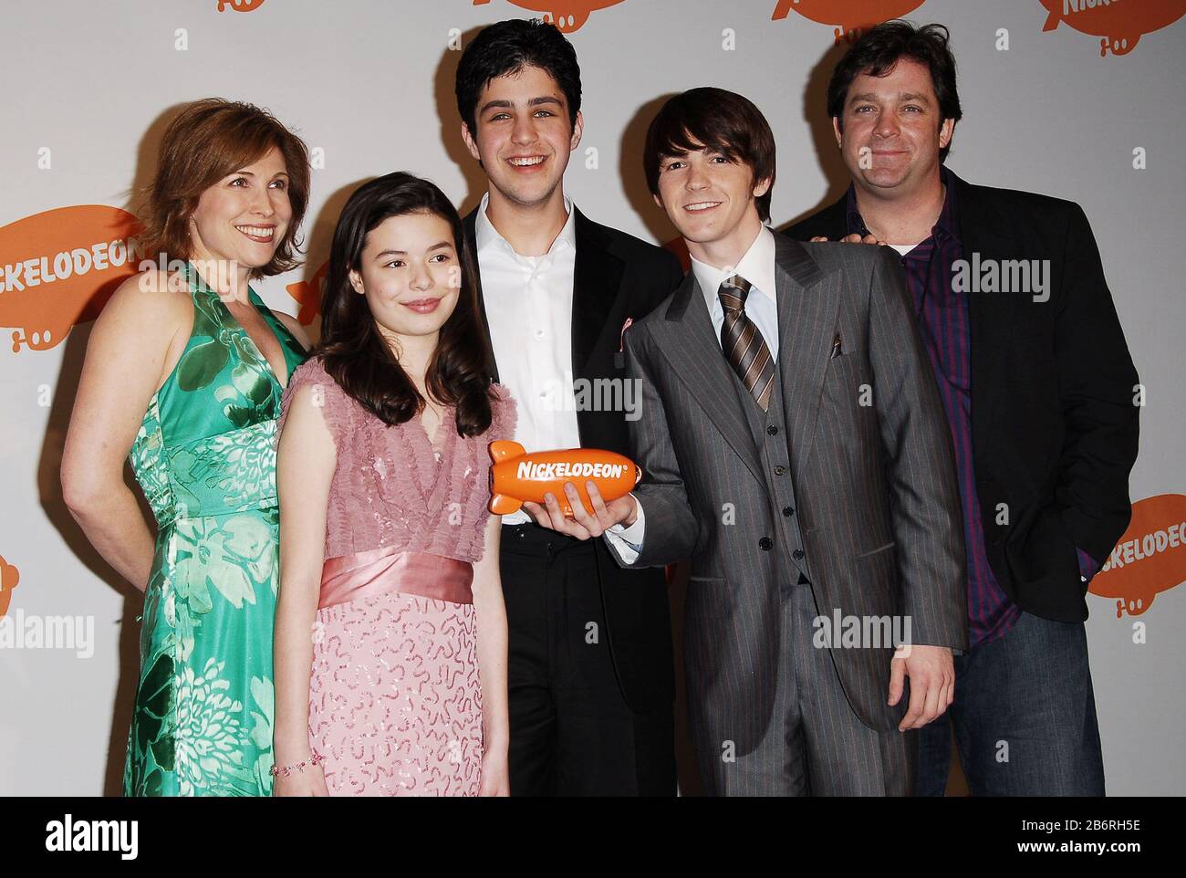 "Josh and Drake"-Besetzung - Nancy Sullivan, Miranda Cosgrove, Josh Peck, Drake Bell und Jonathan Goldstein bei den Nickelodeon's 19th Annual Kids' Choice Awards - Presseraum im UCLA Pauley Pavilion in Westwood, CA. Die Veranstaltung fand am Samstag, 1. April 2006 statt. Foto von: SBM / PictureLux - Alle Rechte Vorbehalten - Aktenzeichen # 33984-1134SBMPLX Stockfoto