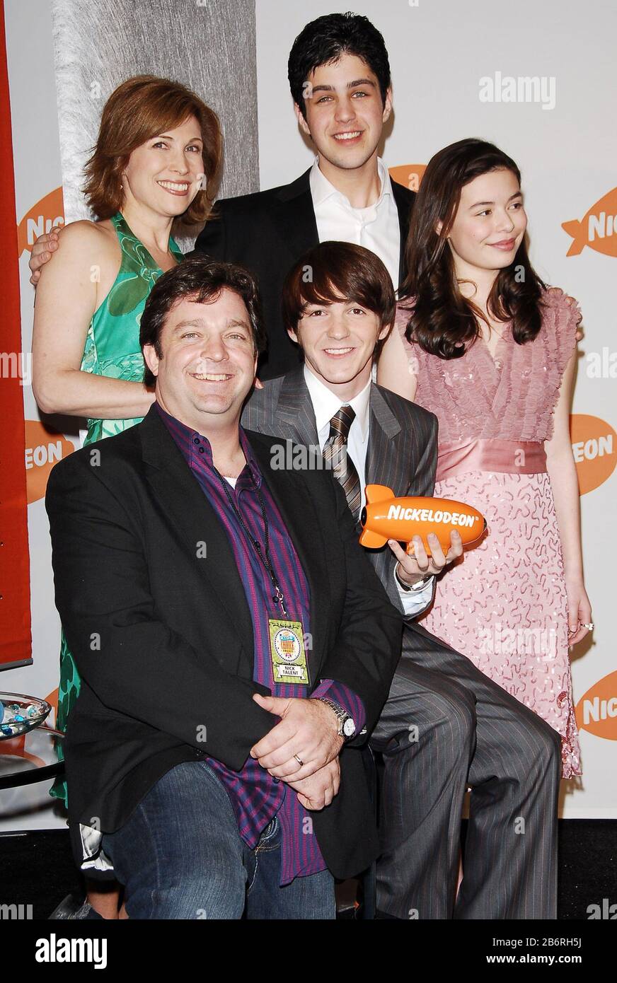 "Josh and Drake"-Besetzung - Jonathan Goldstein, Nancy Sullivan, Drake Bell, Josh Peck und Miranda Cosgrove bei den Nickelodeon's 19th Annual Kids' Choice Awards - Presseraum im UCLA Pauley Pavilion in Westwood, CA. Die Veranstaltung fand am Samstag, 1. April 2006 statt. Foto von: SBM / PictureLux - Alle Rechte Vorbehalten - Aktenzeichen # 33984-1132SBMPLX Stockfoto "Josh and Drake"-Besetzung - Jonathan Goldstein, Nancy Sullivan, Drake Bell, Josh Peck und Miranda Cosgrove bei den Nickelodeon's 19th Annual Kids' Choice Awards - Presseraum im UCLA Pauley Pavilion in Westwood, CA. Die Veranstaltung fand am Samstag, 1. April 2006 statt. Foto von: SBM / PictureLux - Alle Rechte Vorbehalten - Aktenzeichen # 33984-1132SBMPLX Stockfoto